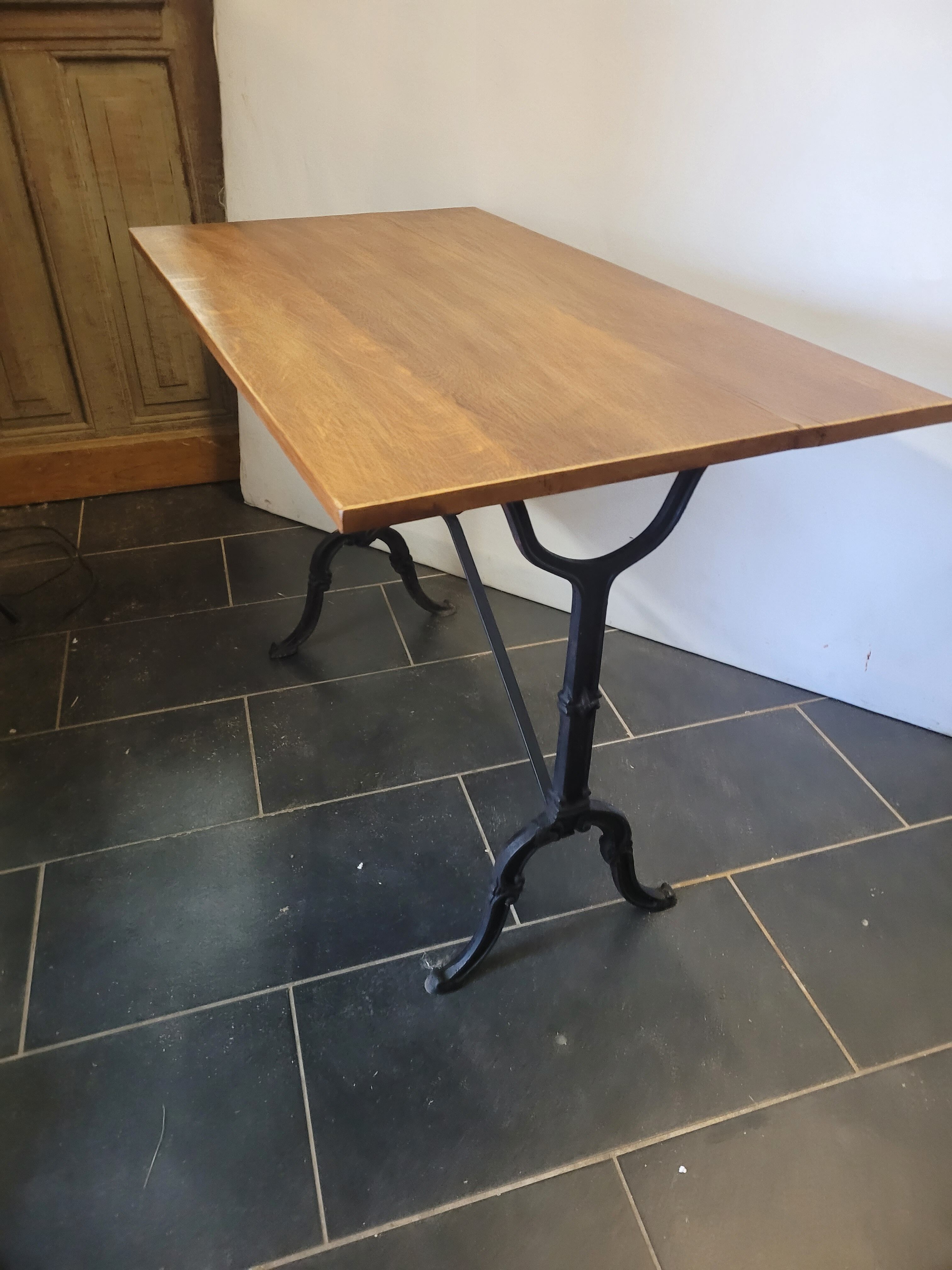 Table bistrot piètement fonte dessus en chêne