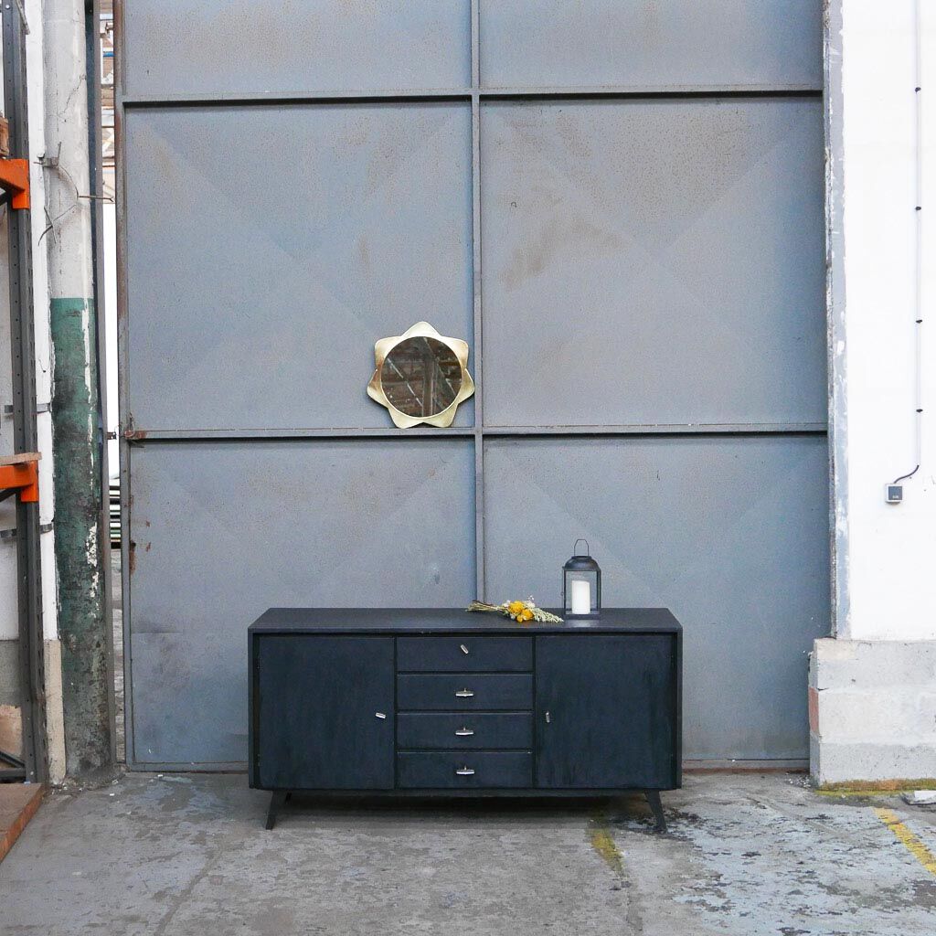 Black sidebaord