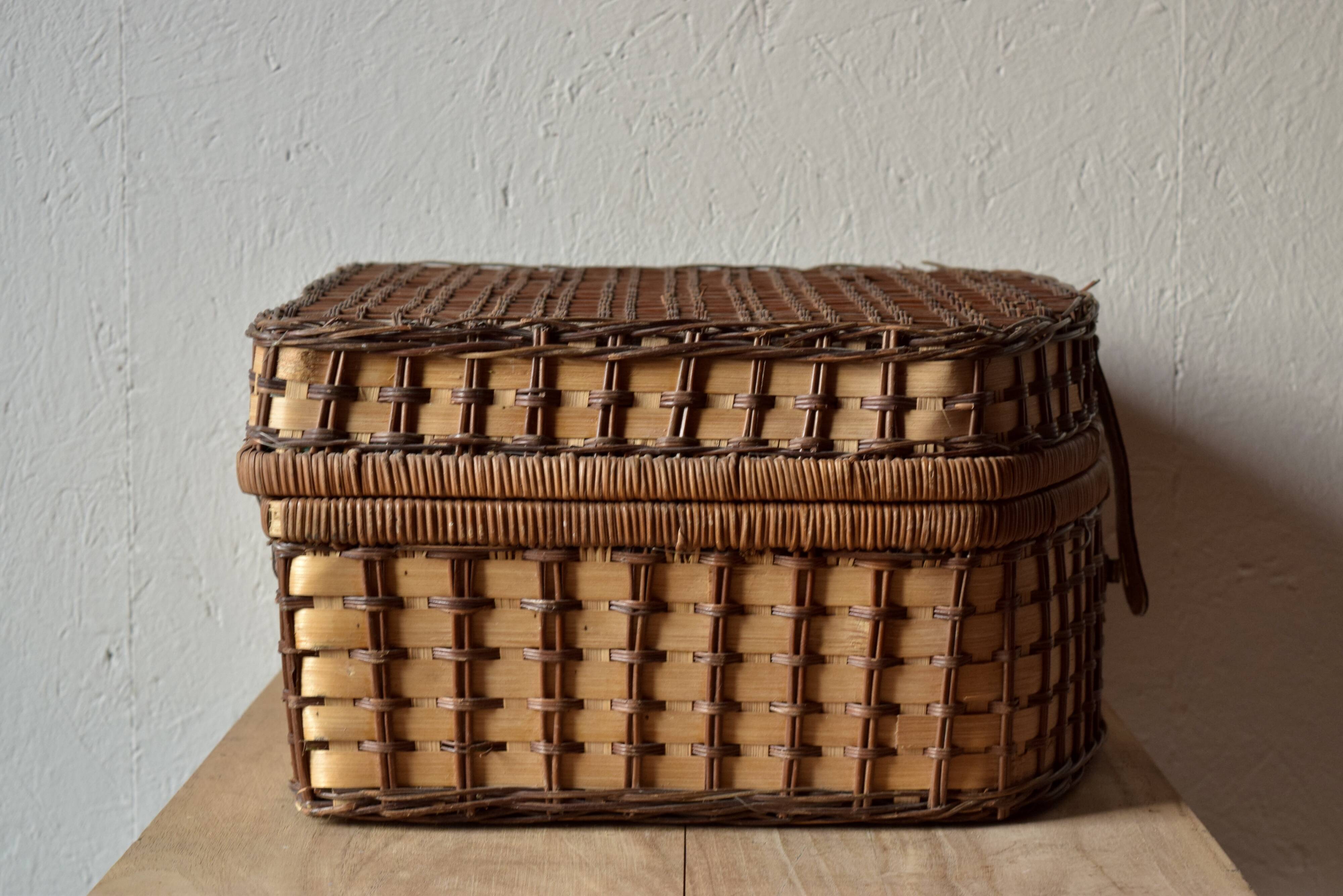 Vintage picnic basket - complete for 4 people