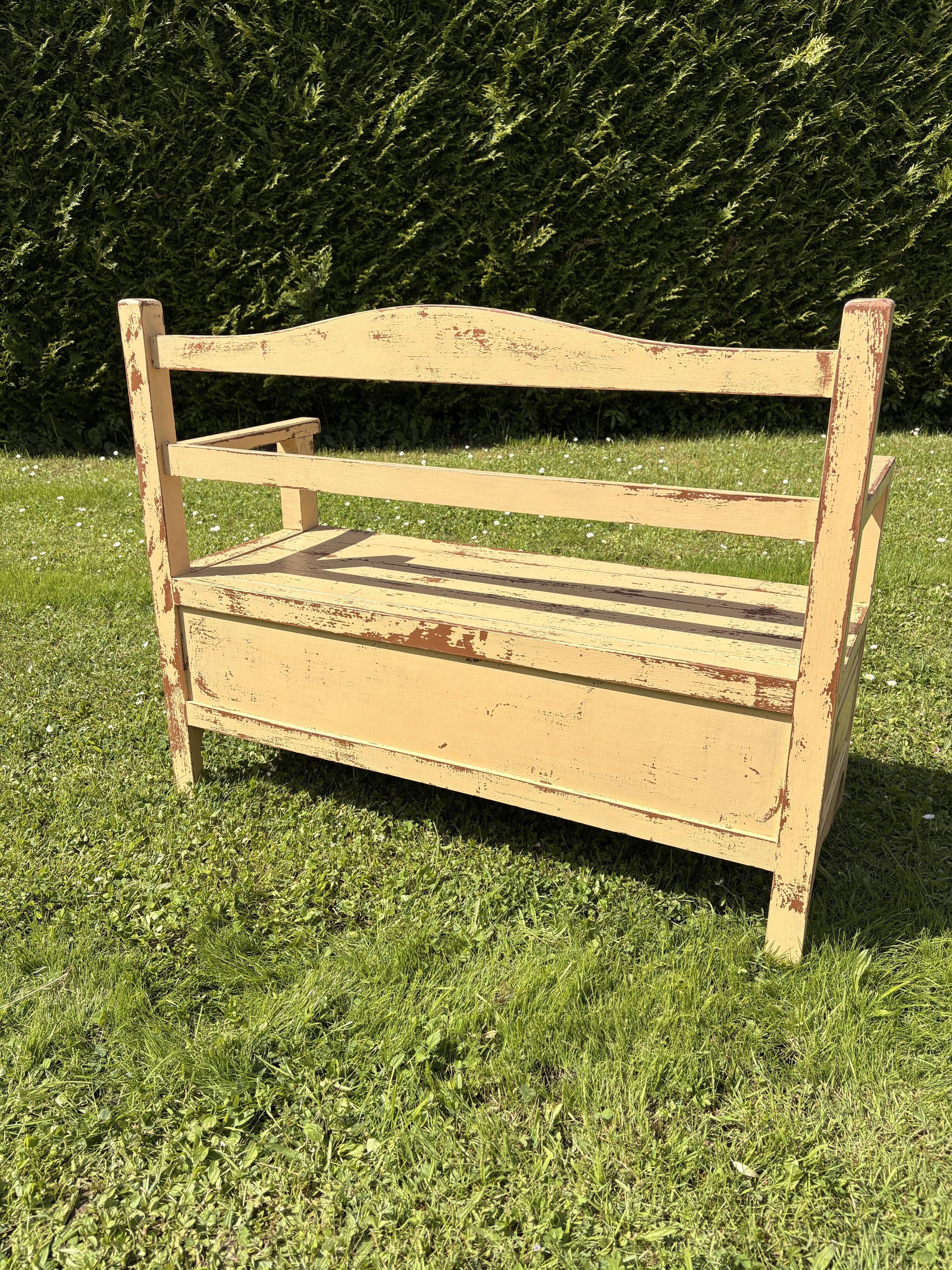 Banc coffre en bois ancien