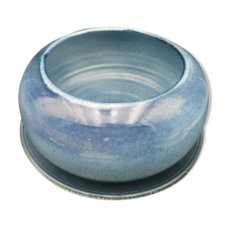 Blue ceramic bowl and its undercut