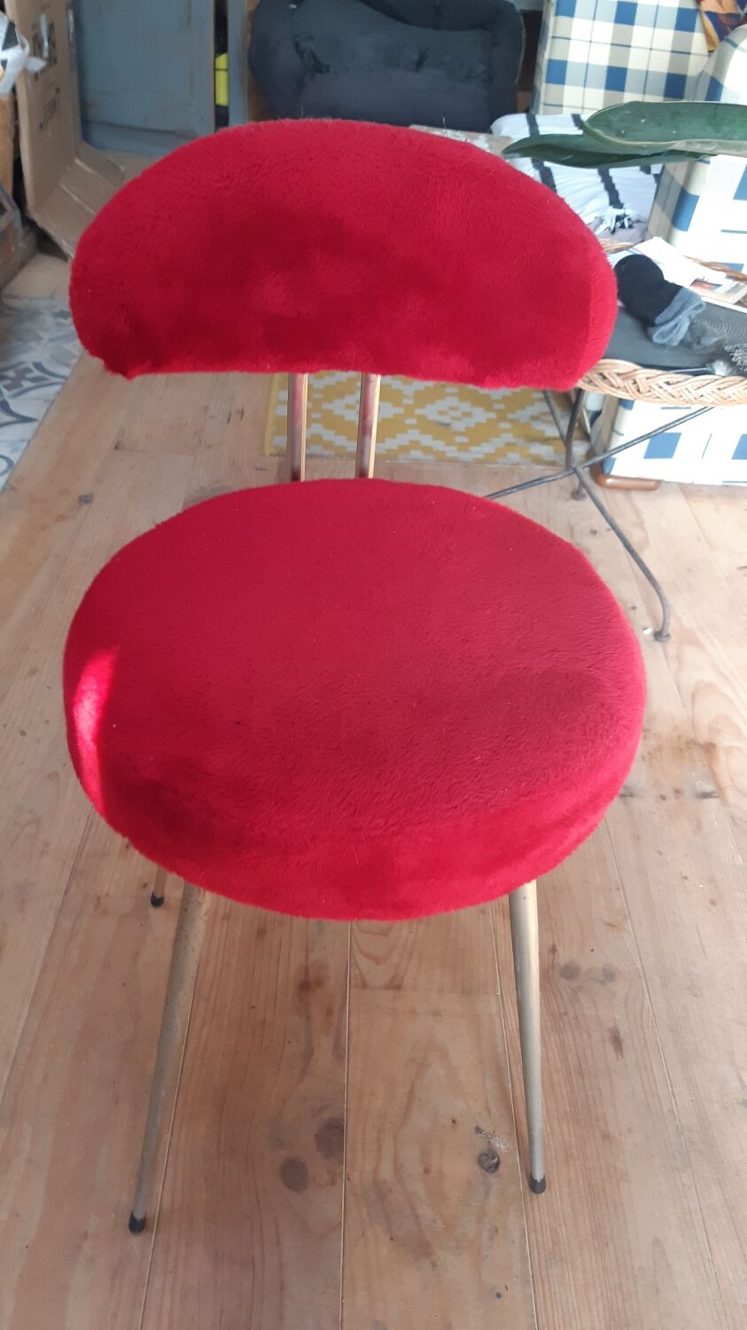 Red moumoute chair