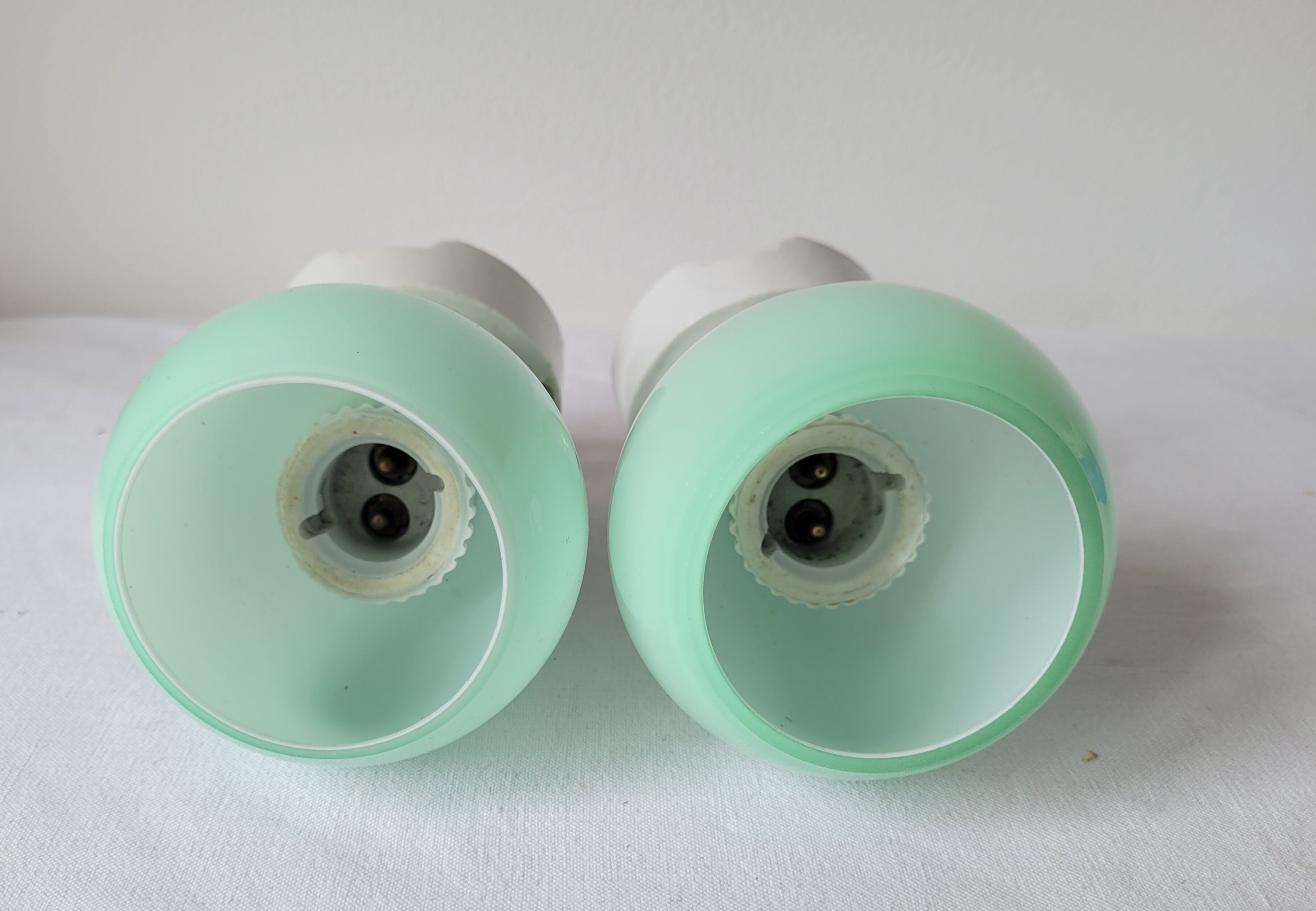 Duo of wall lamps in porcelain and green opaline
