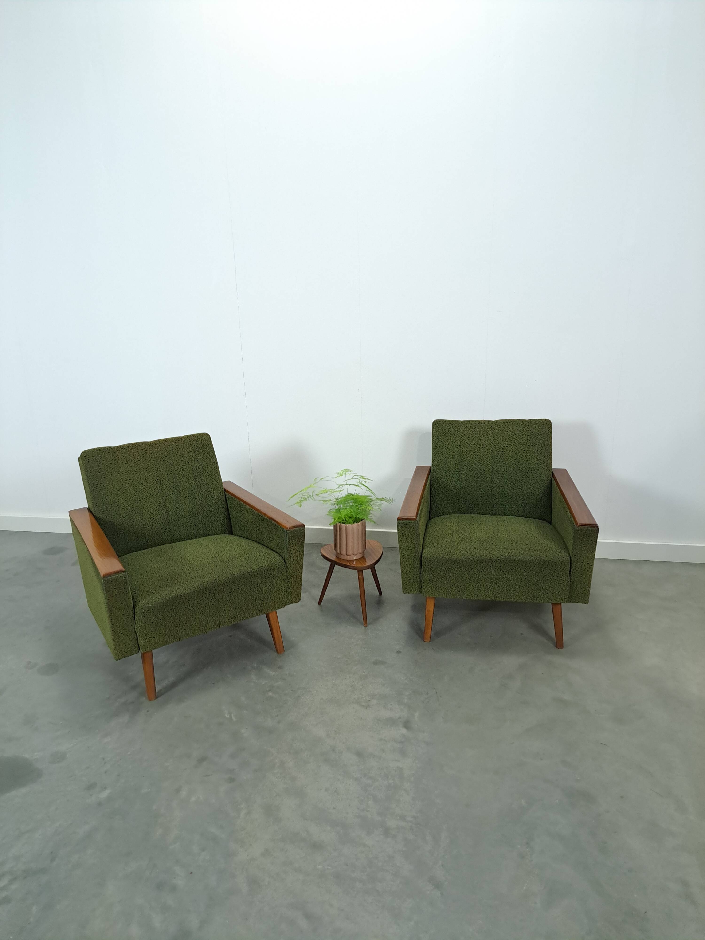 Fauteuil vert avec dossier en bois de teck
