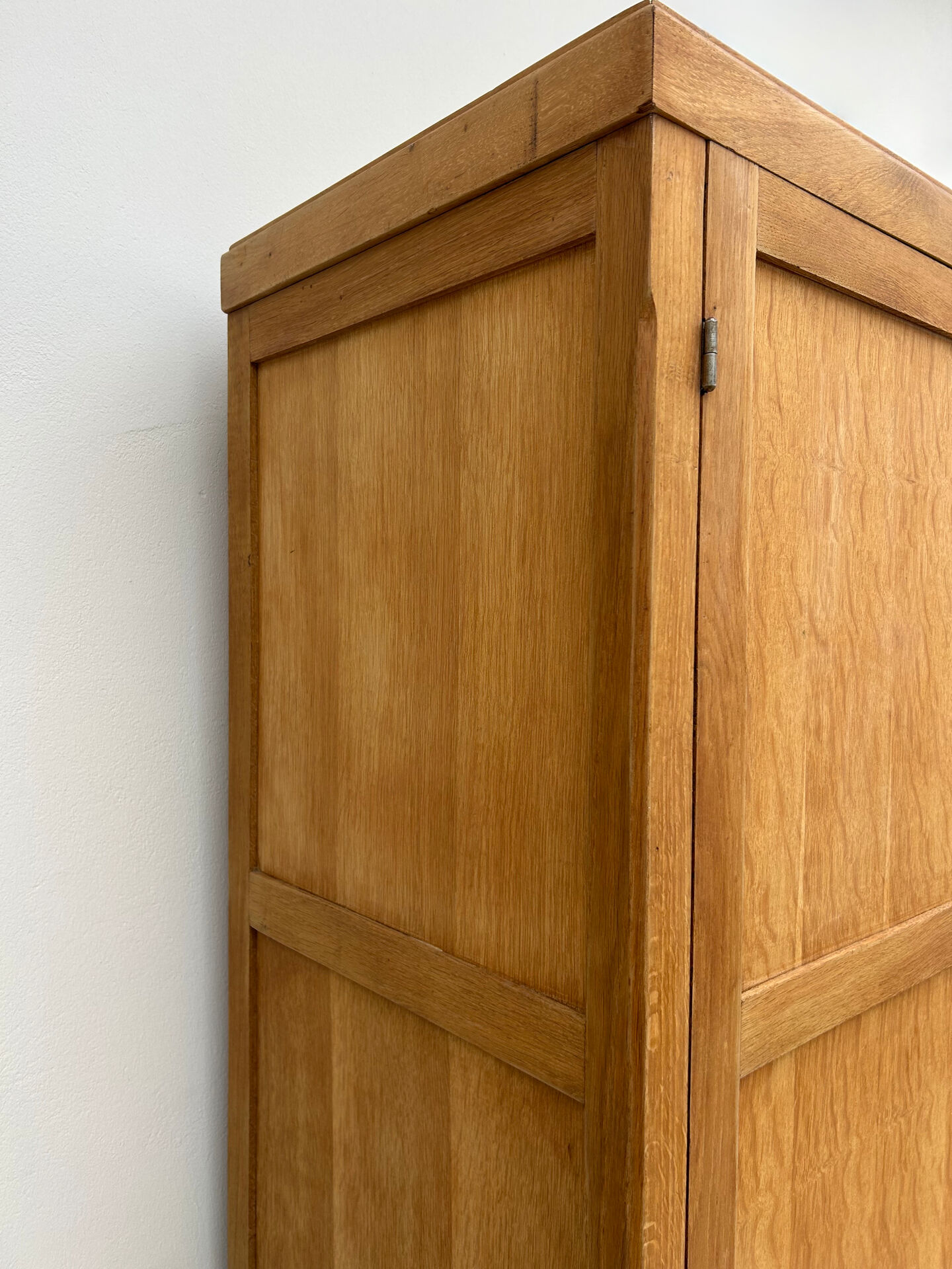 Armoire parisienne rénovée 