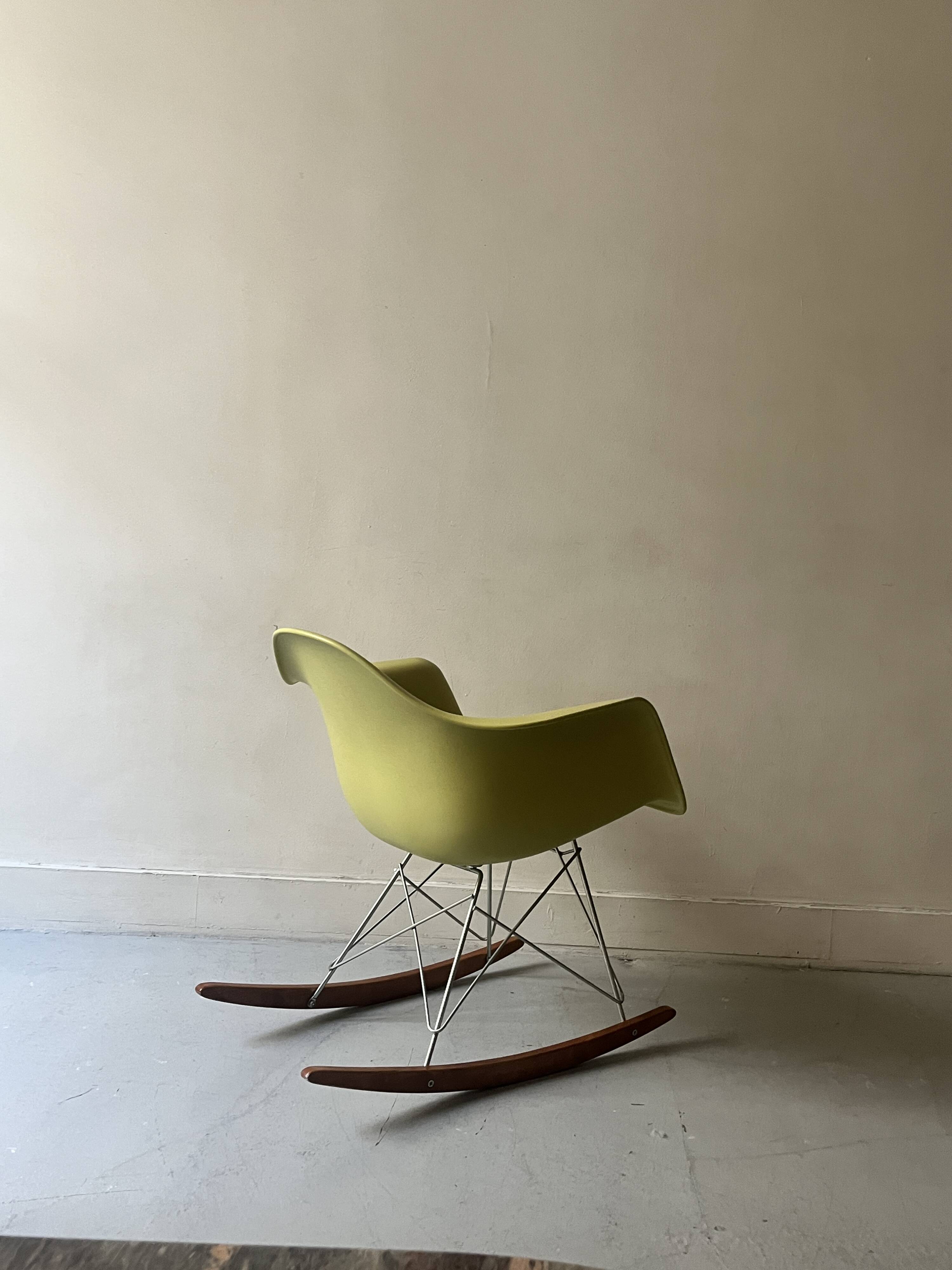 Rocking chair design Eames Plastic Armchair RE RAR, edition Vitra