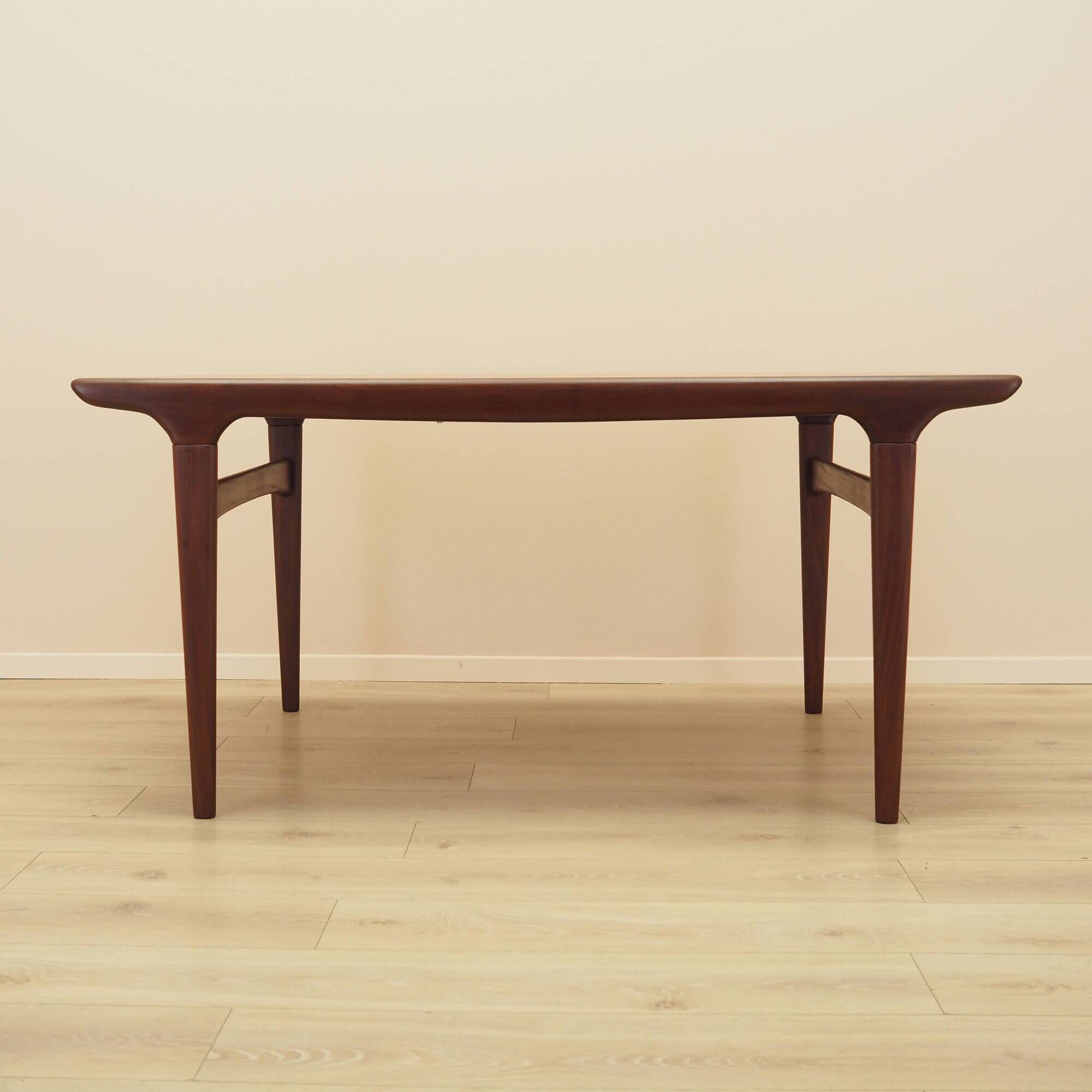 Table en teck, design danois, années 1970, designer : Johannes Andersen