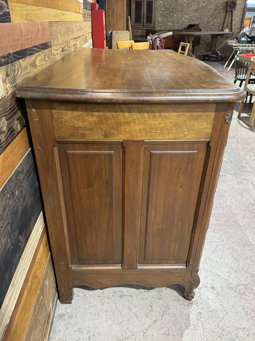 Curved commode in Louis XV style made of walnut.