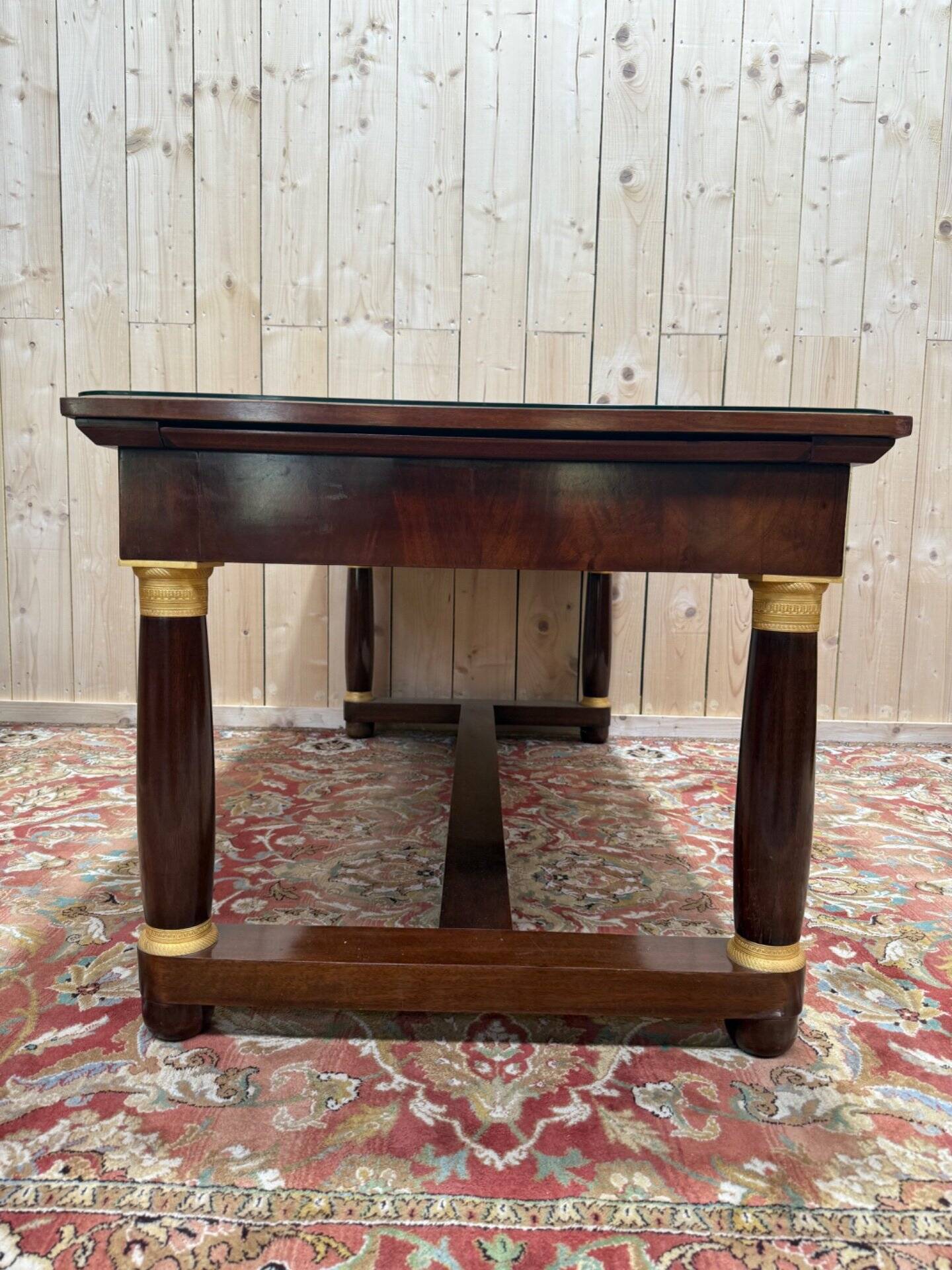 Bureau plat de style Empire en acajou et cuir vert