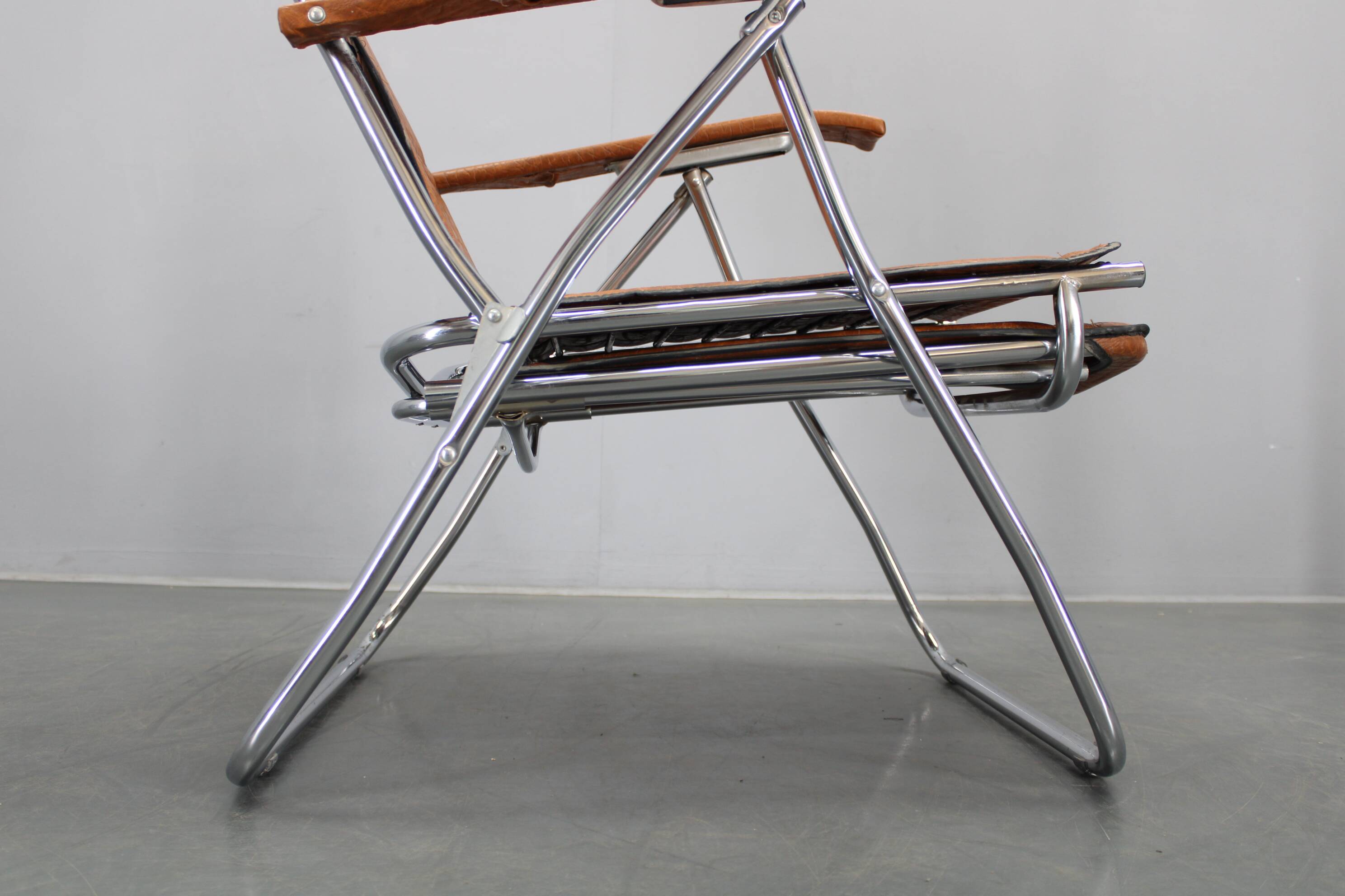 1970s Italian folding lounge chair with leatherette upholstery