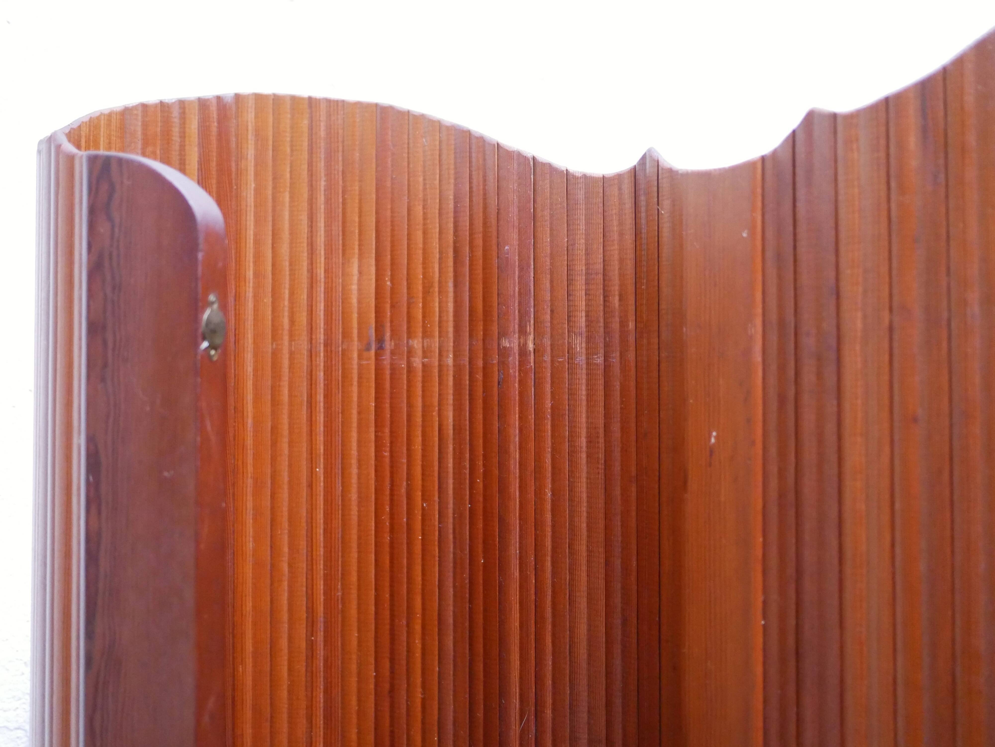 Vintage wooden screen published by snsa