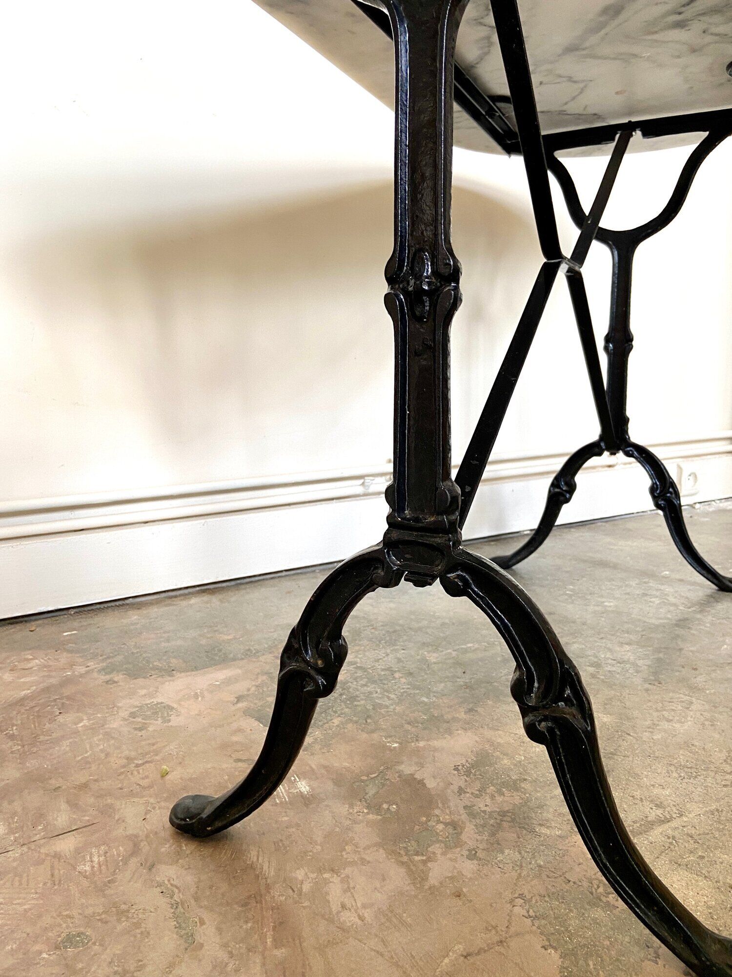 Bistro table in gray marble and cast iron