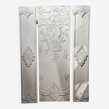 Wall decoration in three pieces, triptych of relief decoration on weathered wood, white and gold,