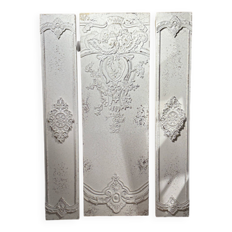 Wall decoration in three pieces, triptych of relief decoration on weathered wood, white and gold,