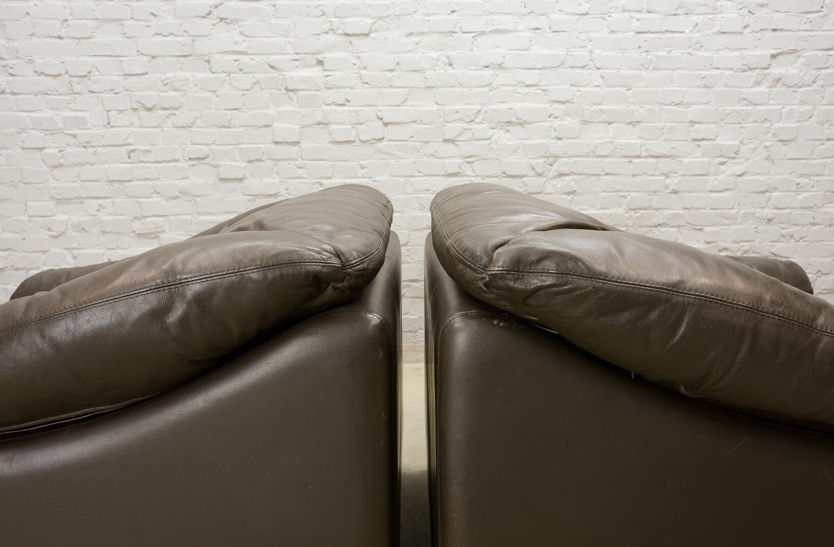 Comfortable Leolux Seal Brown Leather Two-Seater Sofa. The Netherlands, 70s