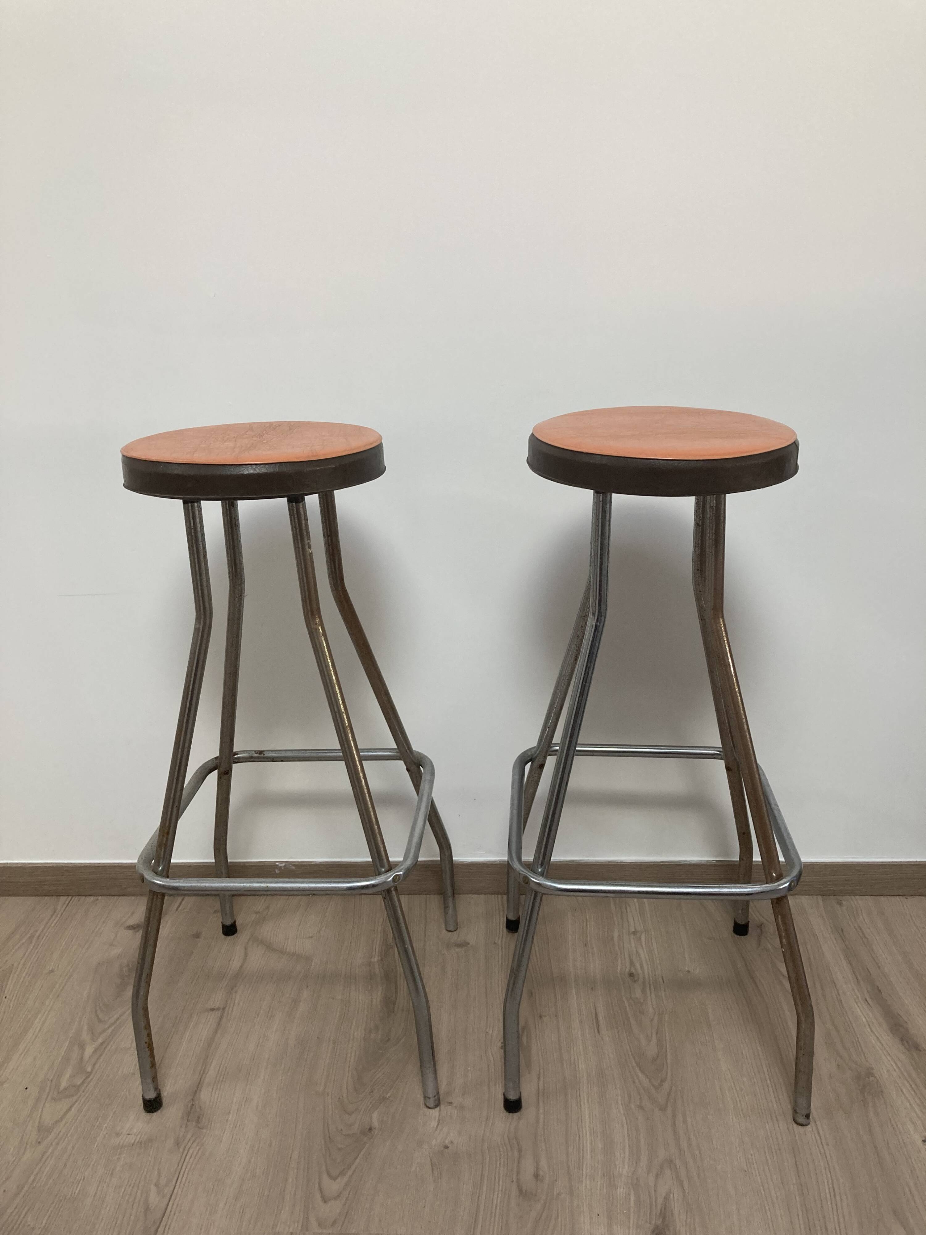 Paire de tabourets de bar metal chrome soudexvinyl circa 1970 design