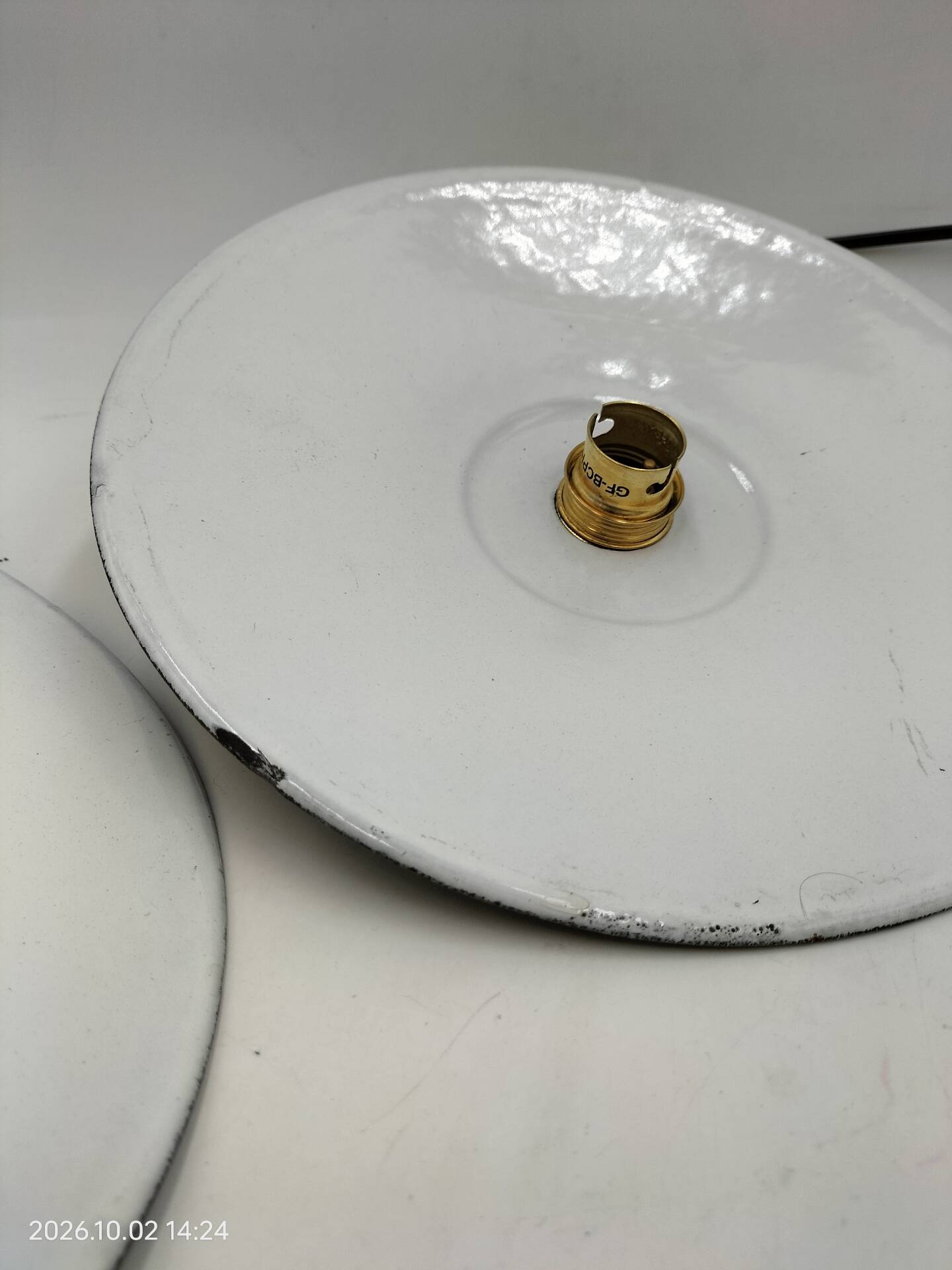 Suspensions in enamelled sheets
