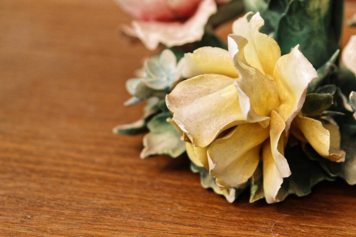 Bougeoir en porcelaine de Capodimonte, roses