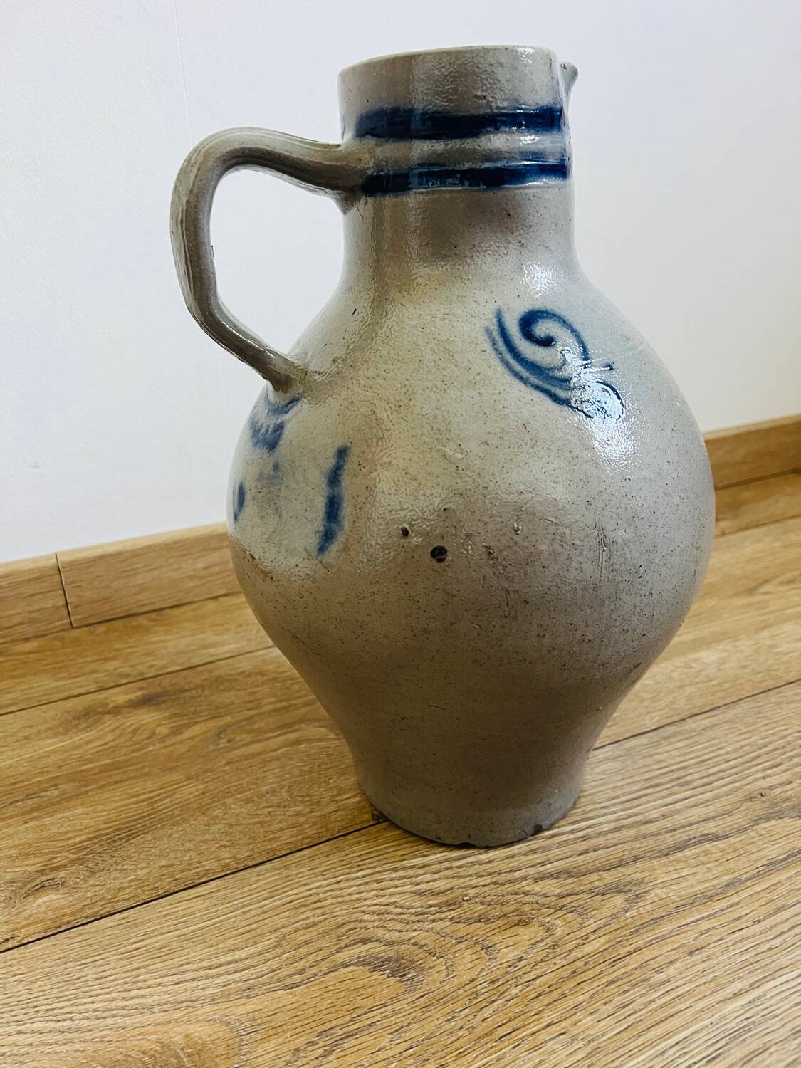 Pichet en grès à motifs