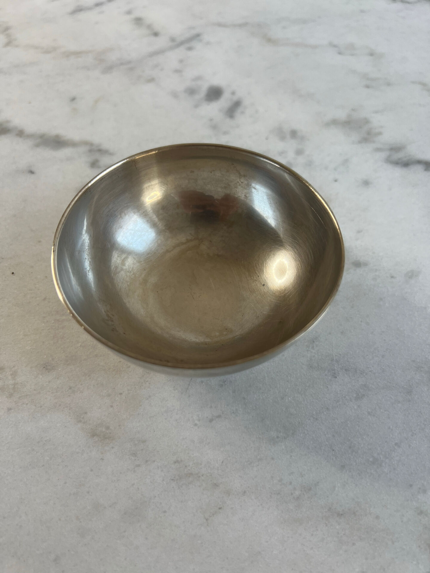 Silver-plated metal bowl — Sleek shape on a stand, modernist style
