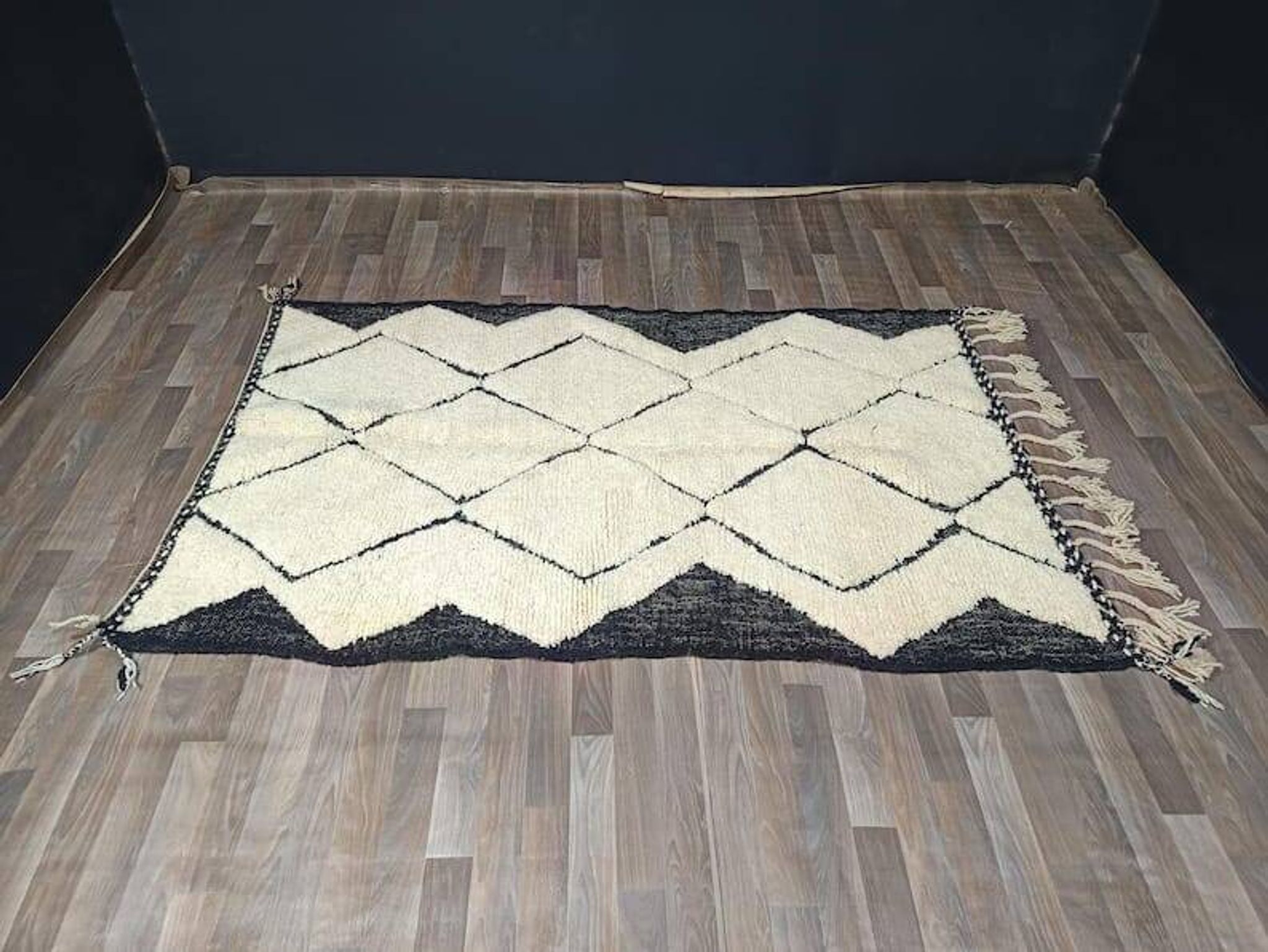 Traditional handmade wool rug, size 1.4/2.6 m.