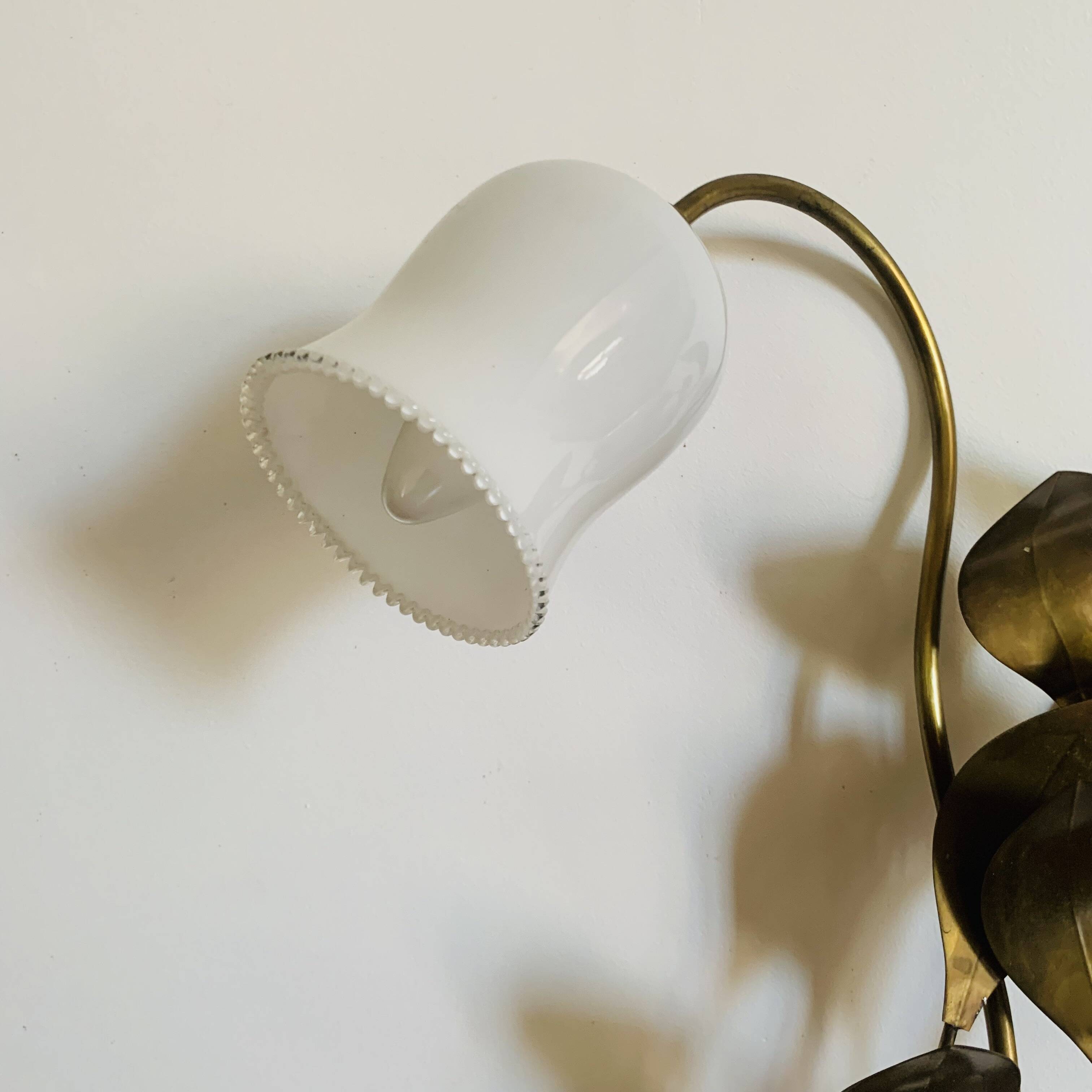Floral wall light with 2 bulbs in brass and opaline, – 1950s/60s