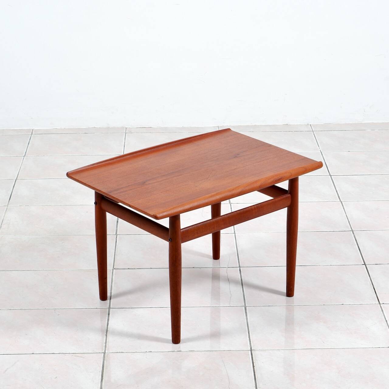 „Surfboard“ teak coffee table by Grete Jalk for Glostrup