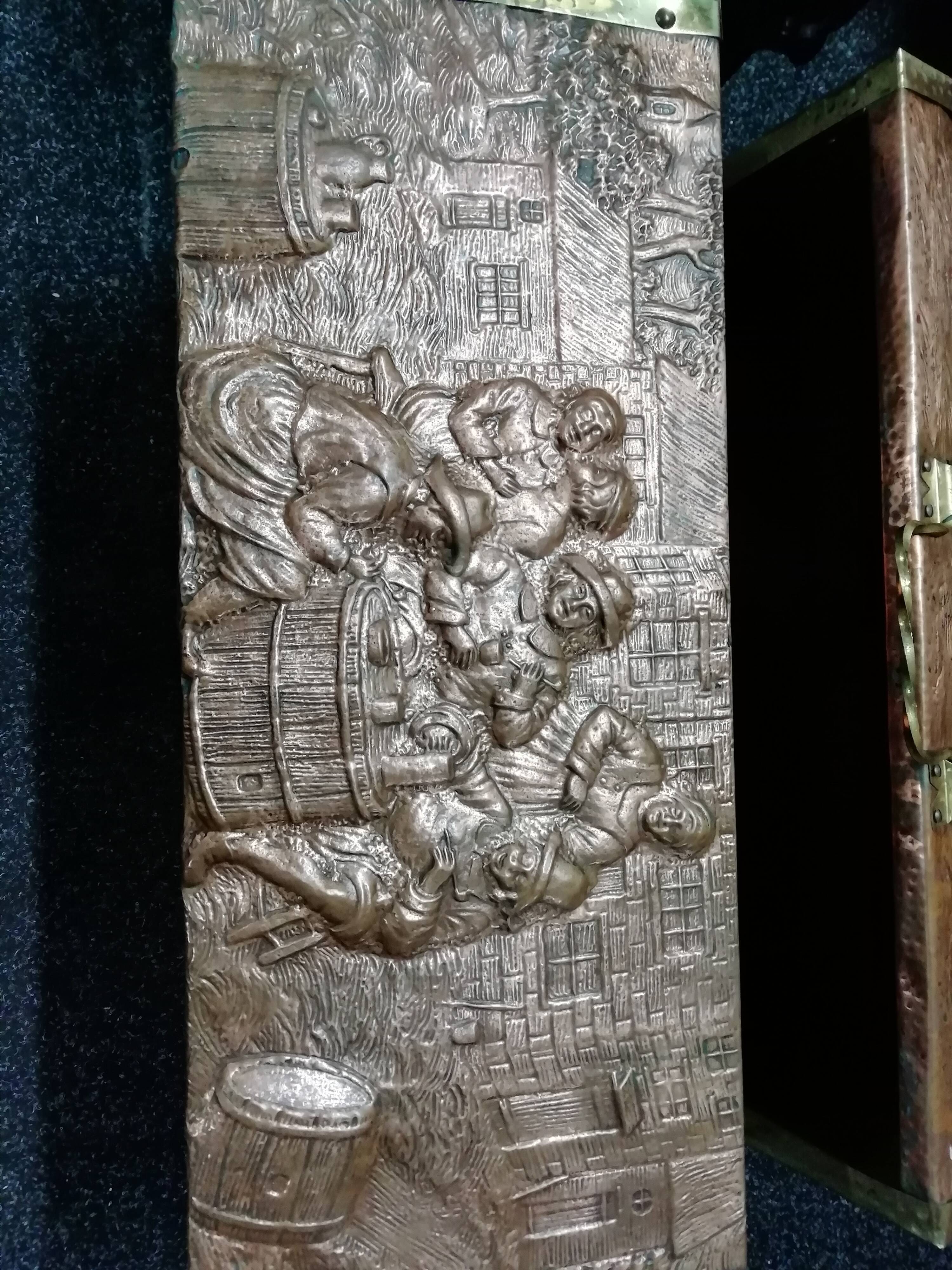 Coffre en bois et cuivre martelé