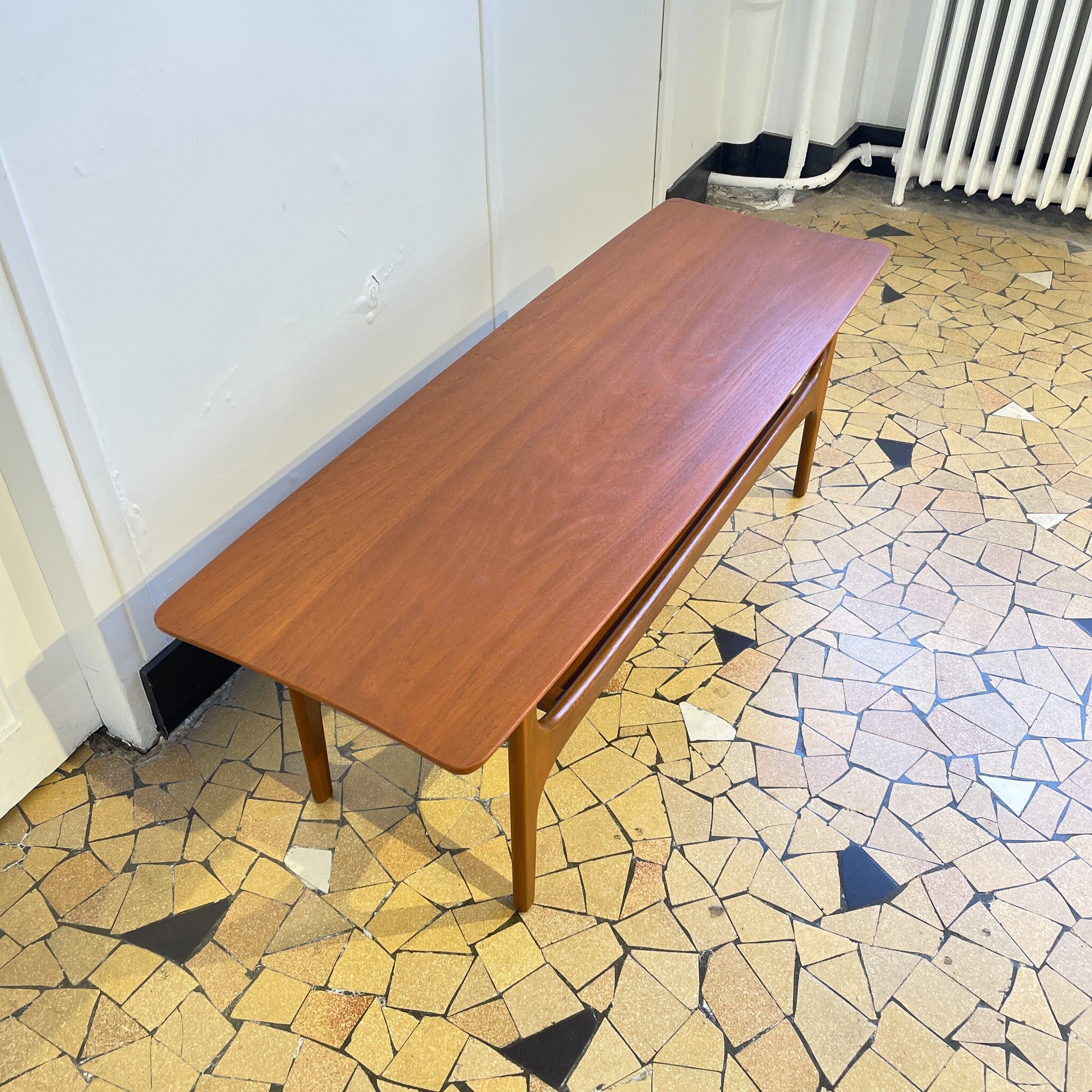 Scandinavian coffee table 117cm