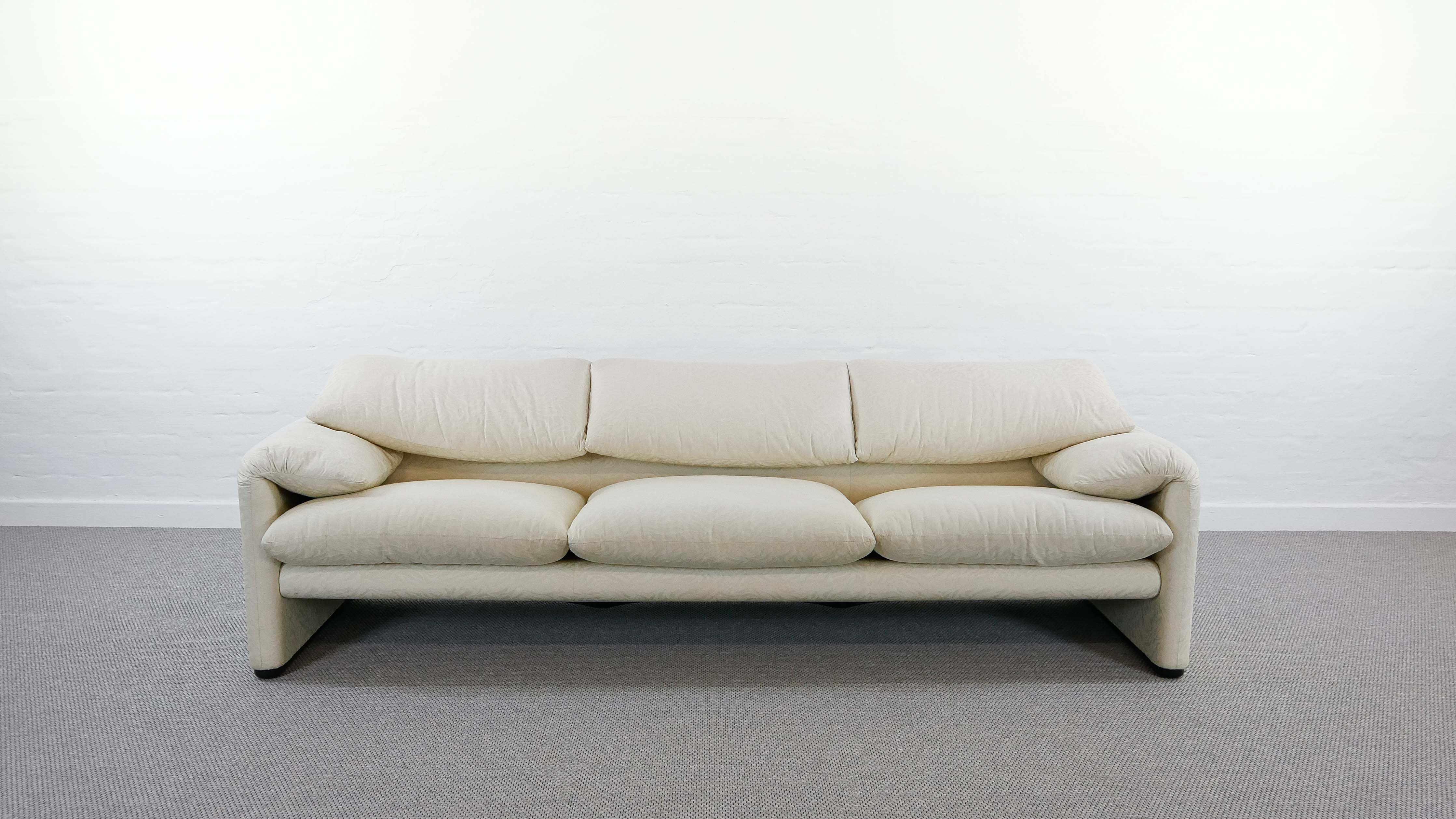 Maralunga 3-seat Sofa with Footrest in offwhite by Vico Magistretti for Cassina, Italy