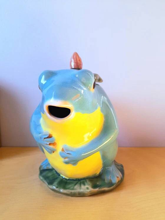Athezza frog teapot in earthenware