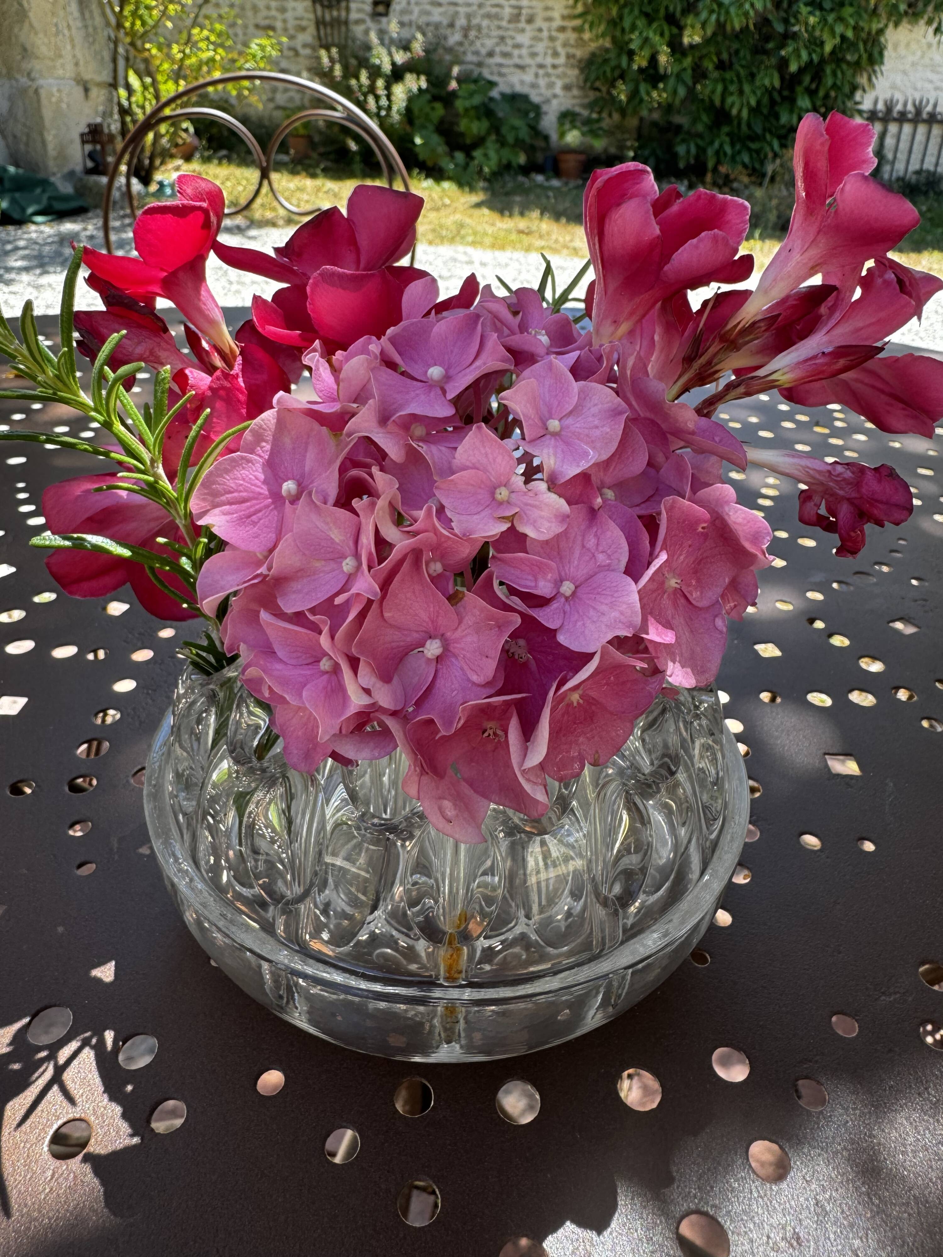 Ancien pique-fleurs en verre moulé transparent