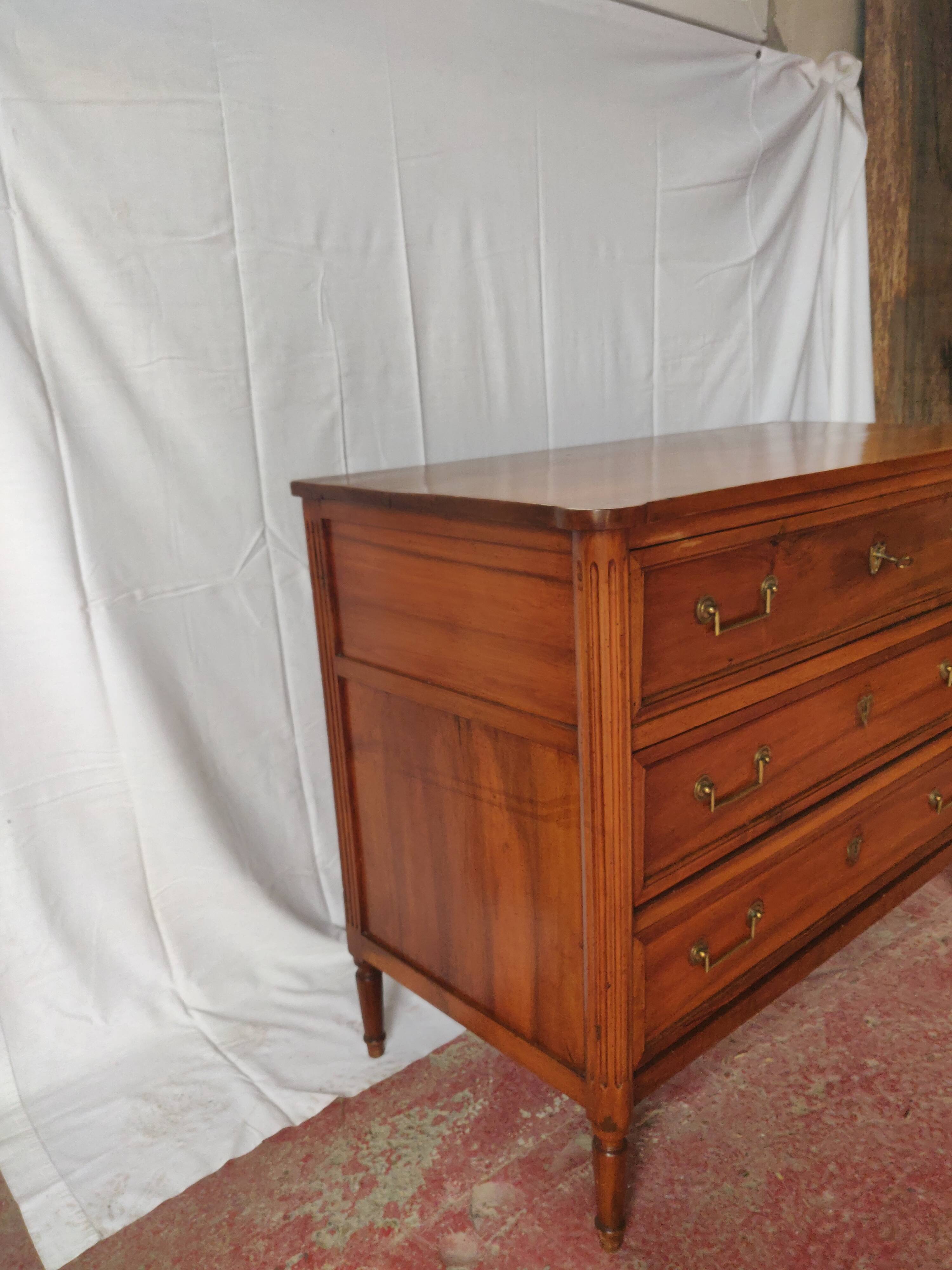 Commode d'appartement style Louis XVl noyer