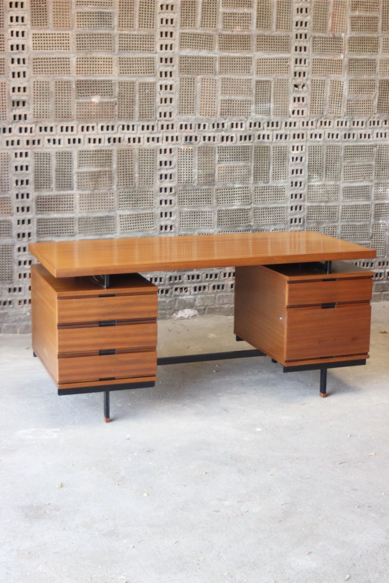 Mahogany veneer desk by Pierre Guariche for Minvielle, 1950s