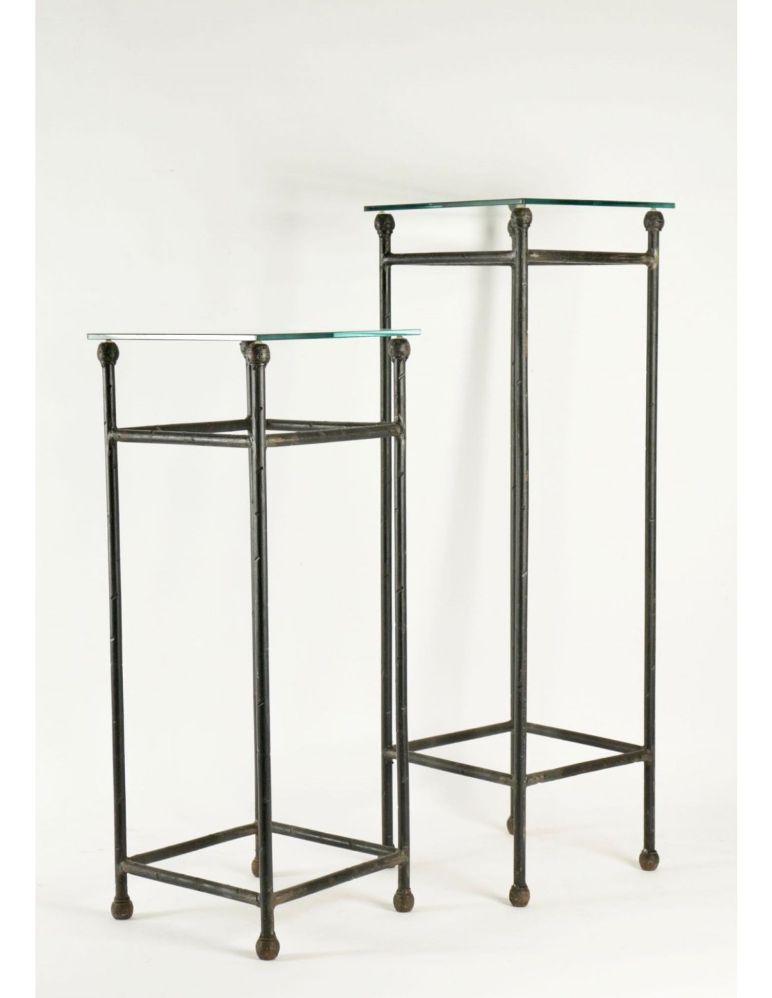Deux consoles, gaines en fer forgé dessus en verre, XXème siècle