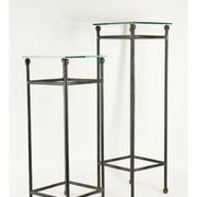 Deux consoles, gaines en fer forgé dessus en verre, XXème siècle