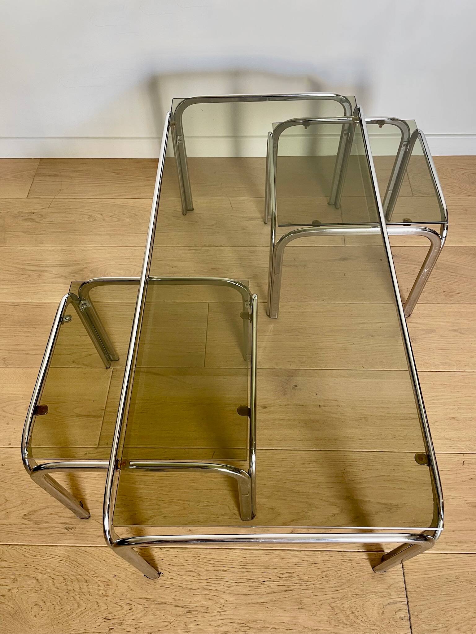 Table basse et tables d’appoint, chrome et verre fumé