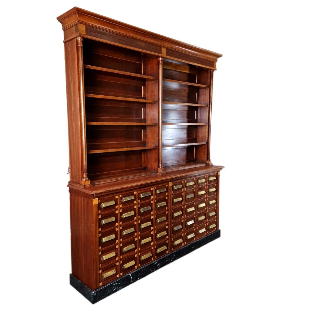 Grand cabinet d’apothicaire Art Déco en acajou et marbre, 1909