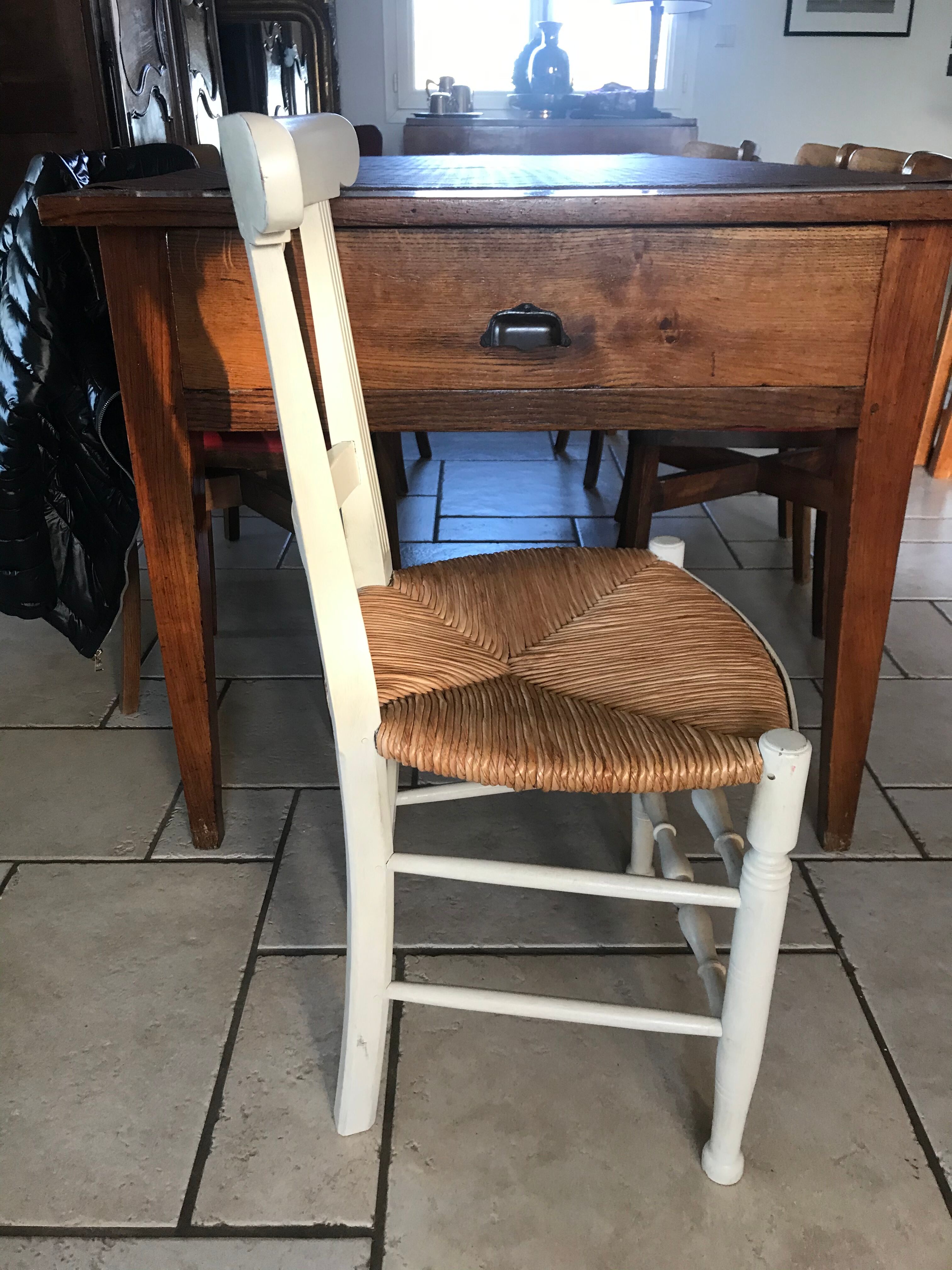 Lyre-backed mulched chair