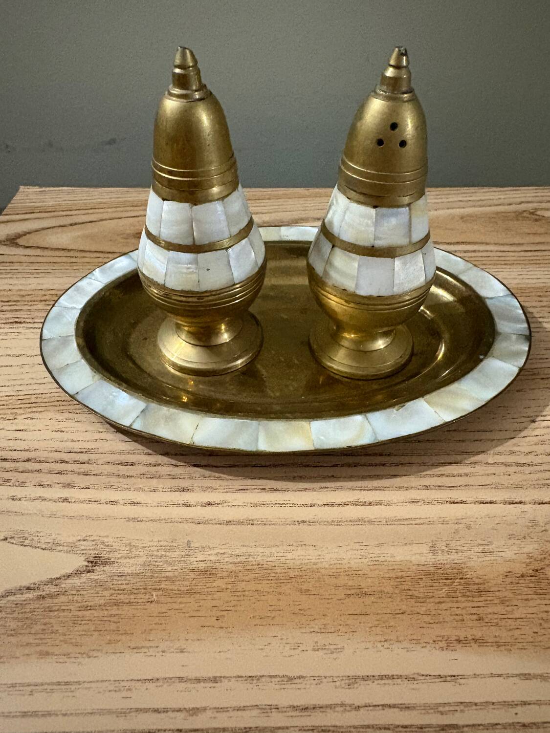 Salière poivrière laiton et nacre vintage