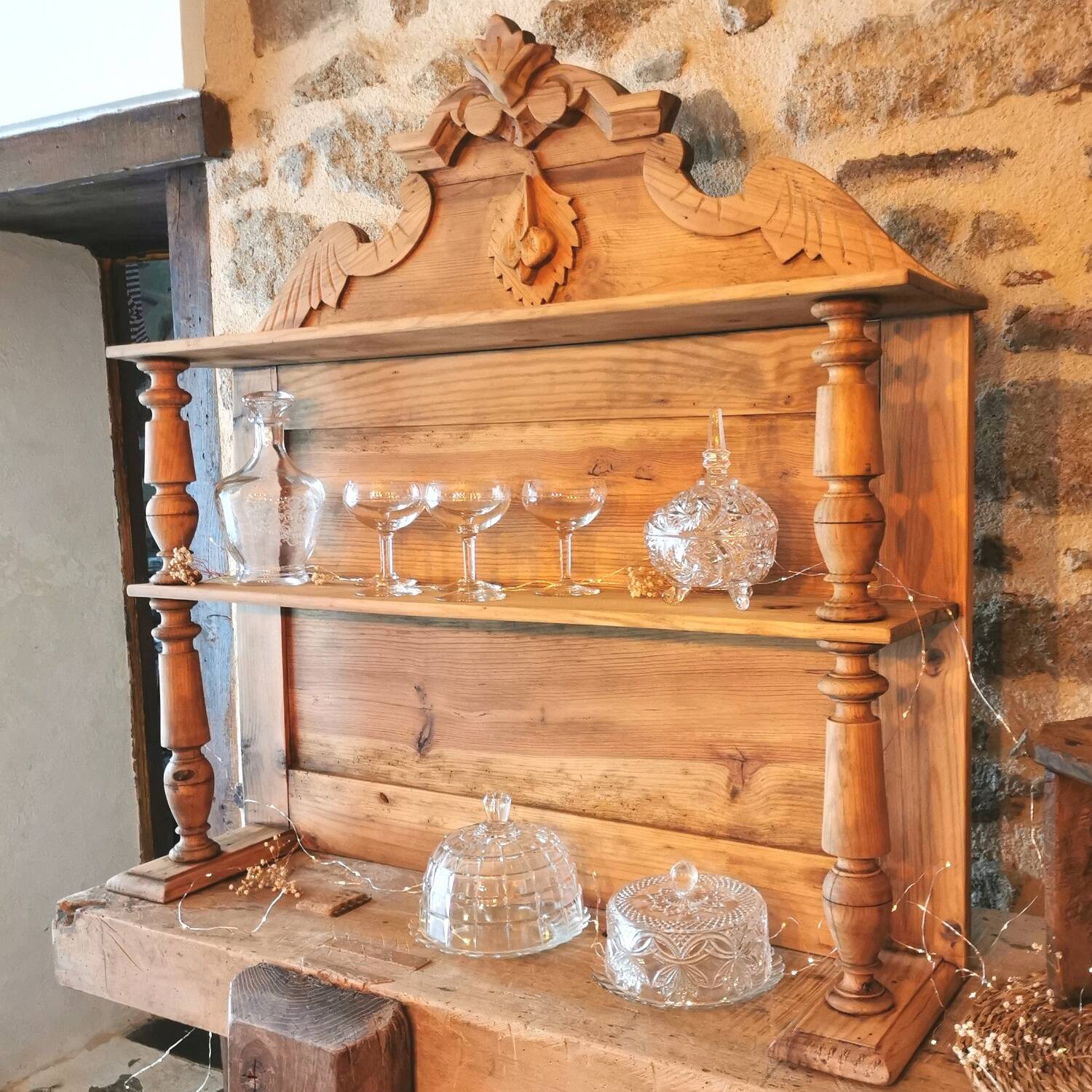 Carved wooden shelf, Haut de Saint Hubert
