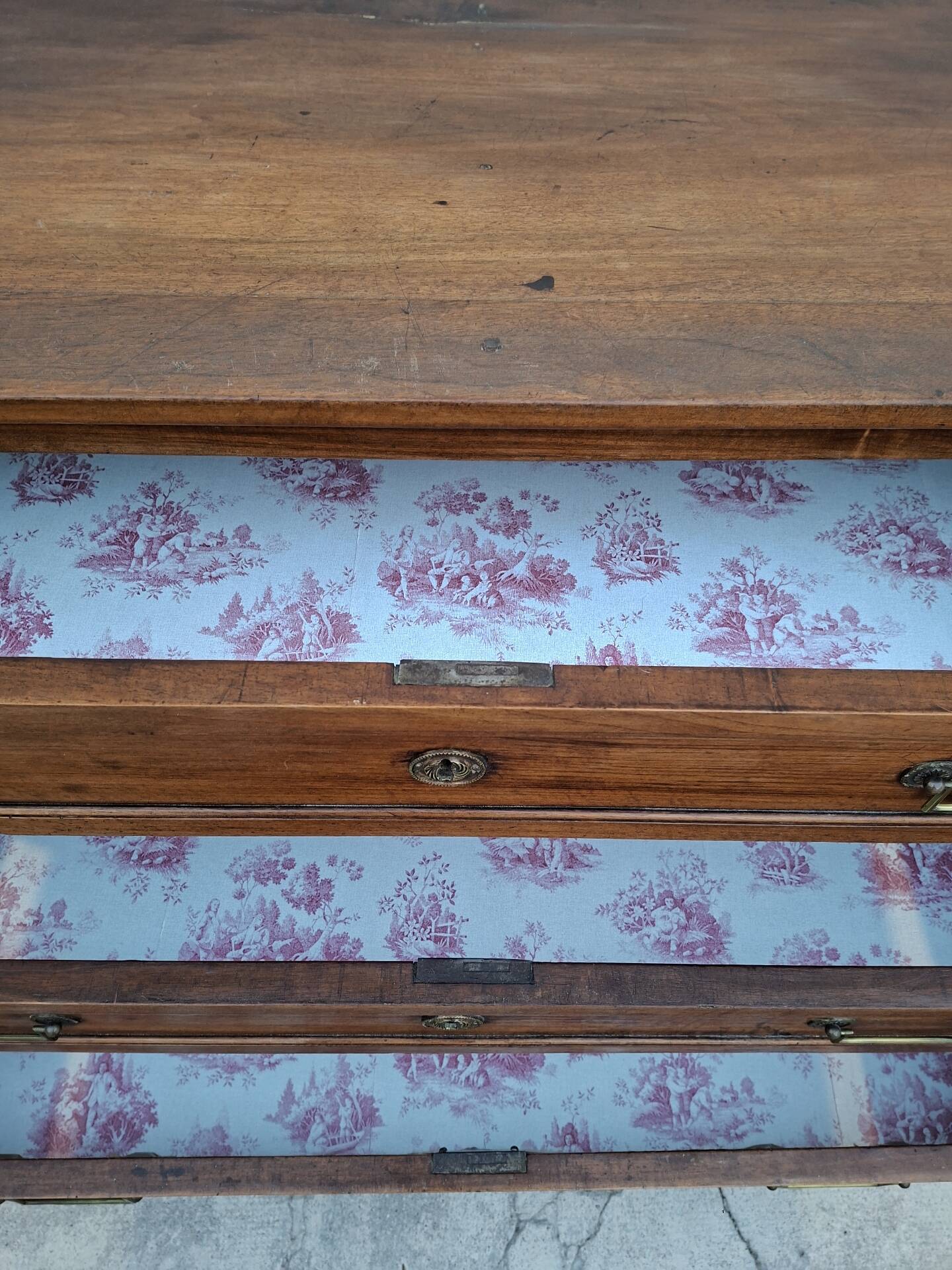 Louis XV style commode in solid walnut, 19th century rustic.