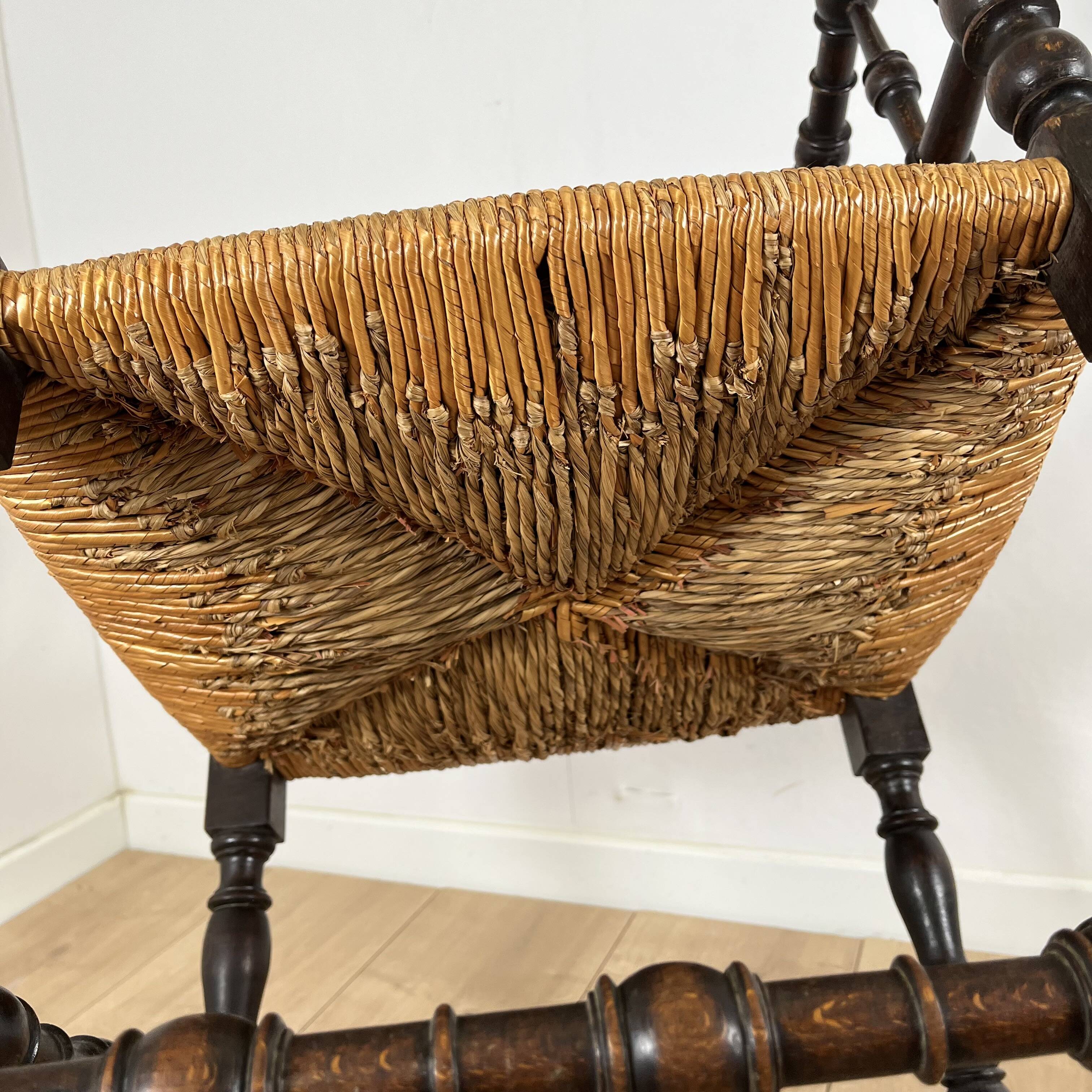 Corner chair in carved wood and straw, late 19th century.