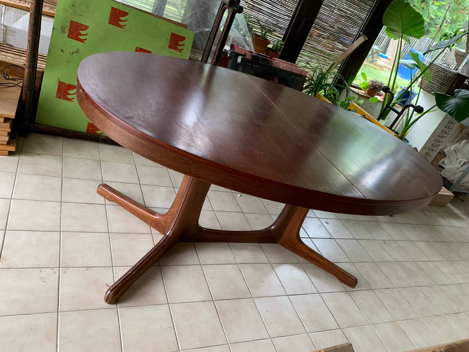 Baumann oval table with extensions