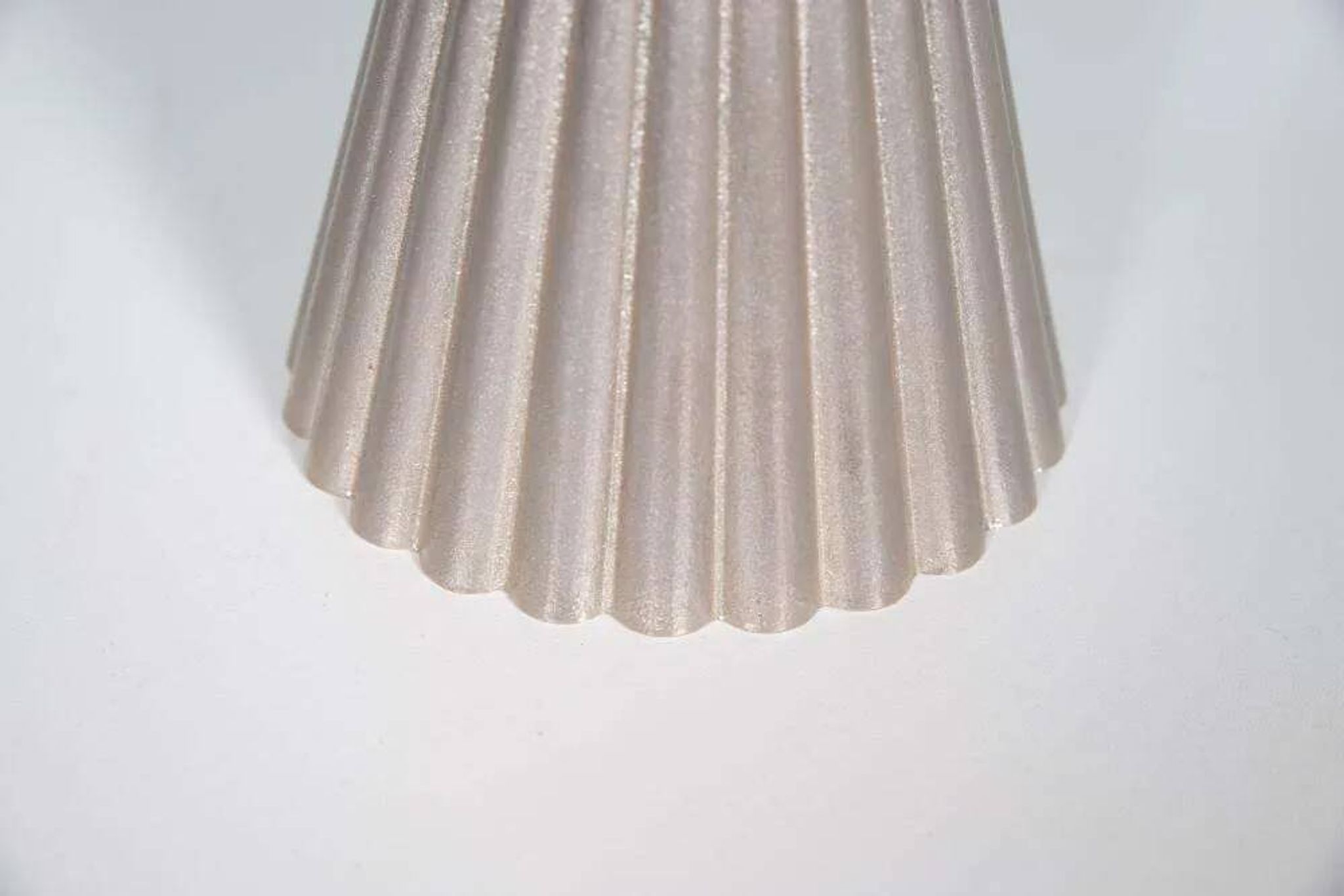 Vintage table lamp with modern design, Ghyzcy selection.
