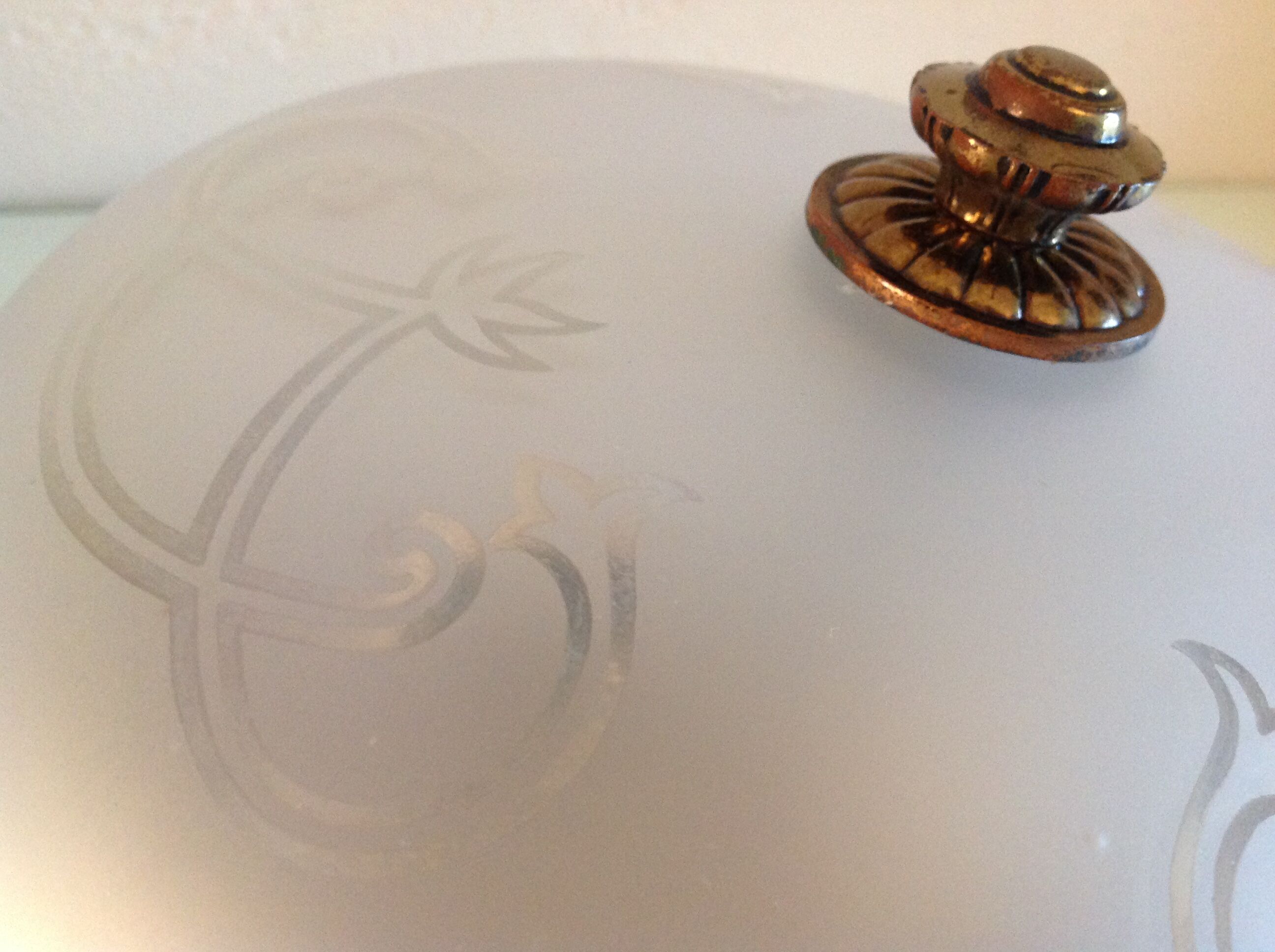 Round ceiling lamp in frosted glass art deco style