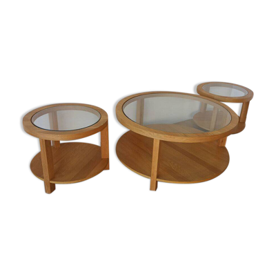 3 tables rondes avec plateaux en verre