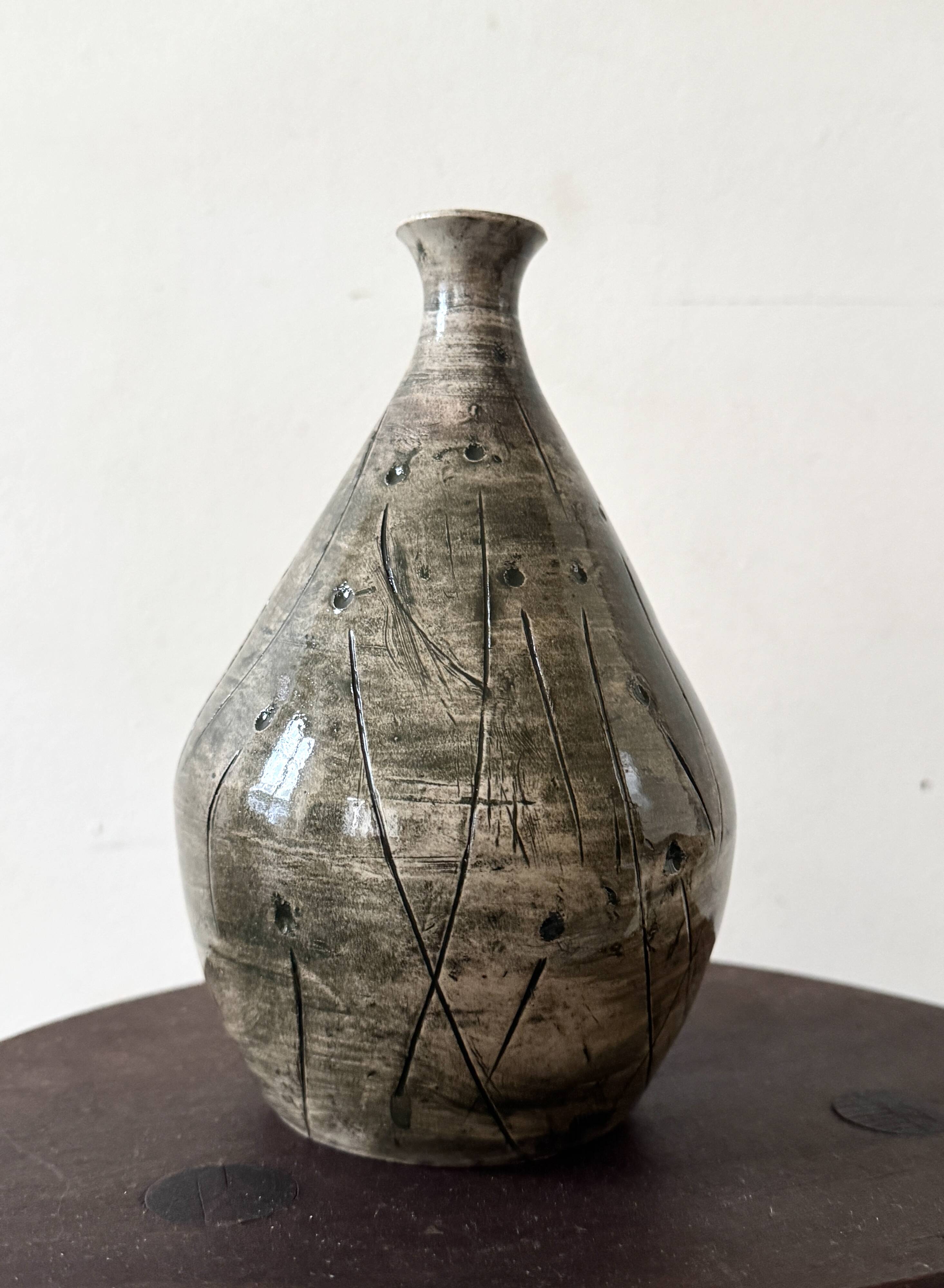 Japandi vase in glazed and incised ceramic, signed with a stamp.