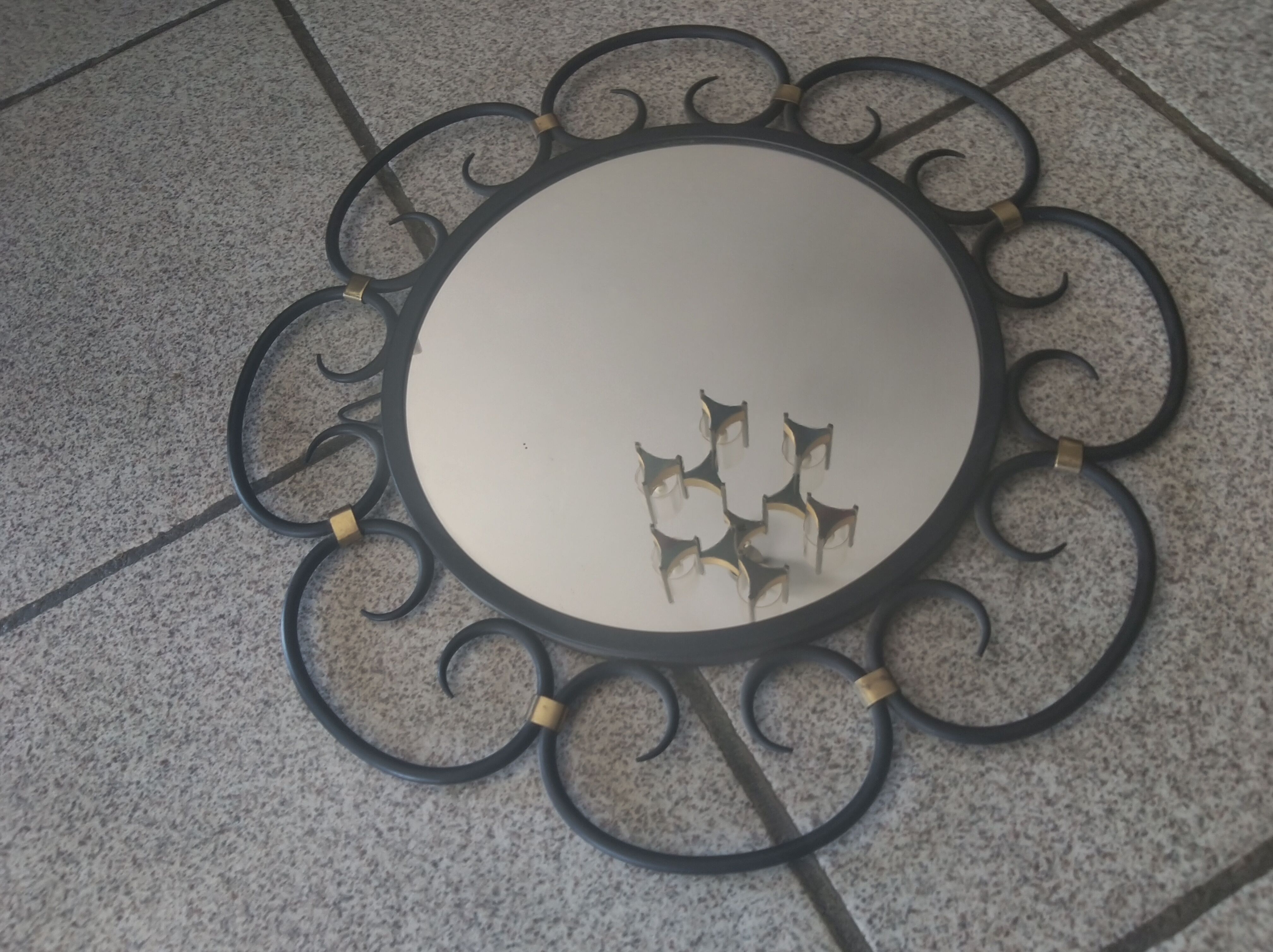 Miroir en fer forgé et bagues métal doré vers 1950 - 39cm