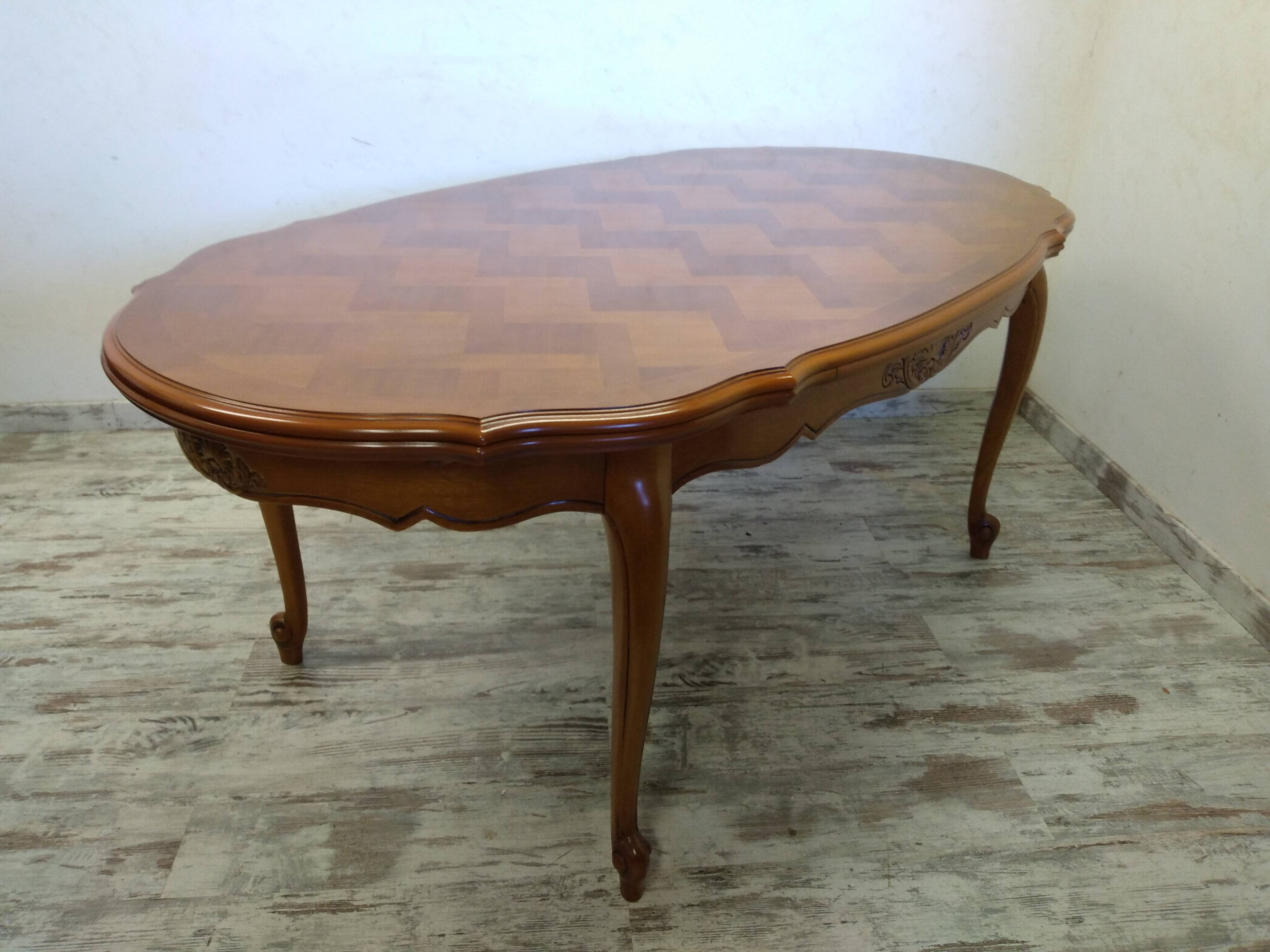 Regency style table with integrated extensions